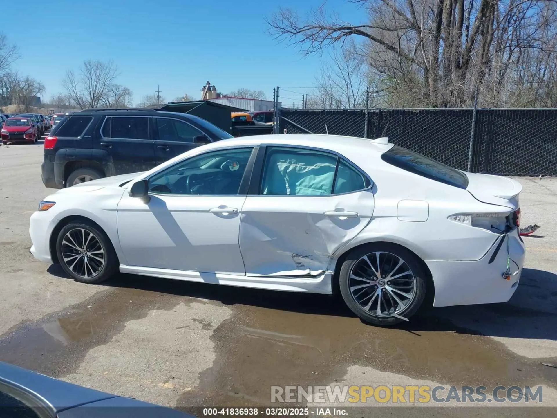 15 Photograph of a damaged car 4T1G11AK7LU960524 TOYOTA CAMRY 2020