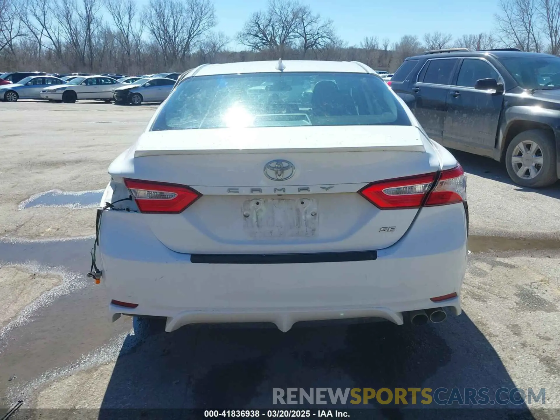 17 Photograph of a damaged car 4T1G11AK7LU960524 TOYOTA CAMRY 2020