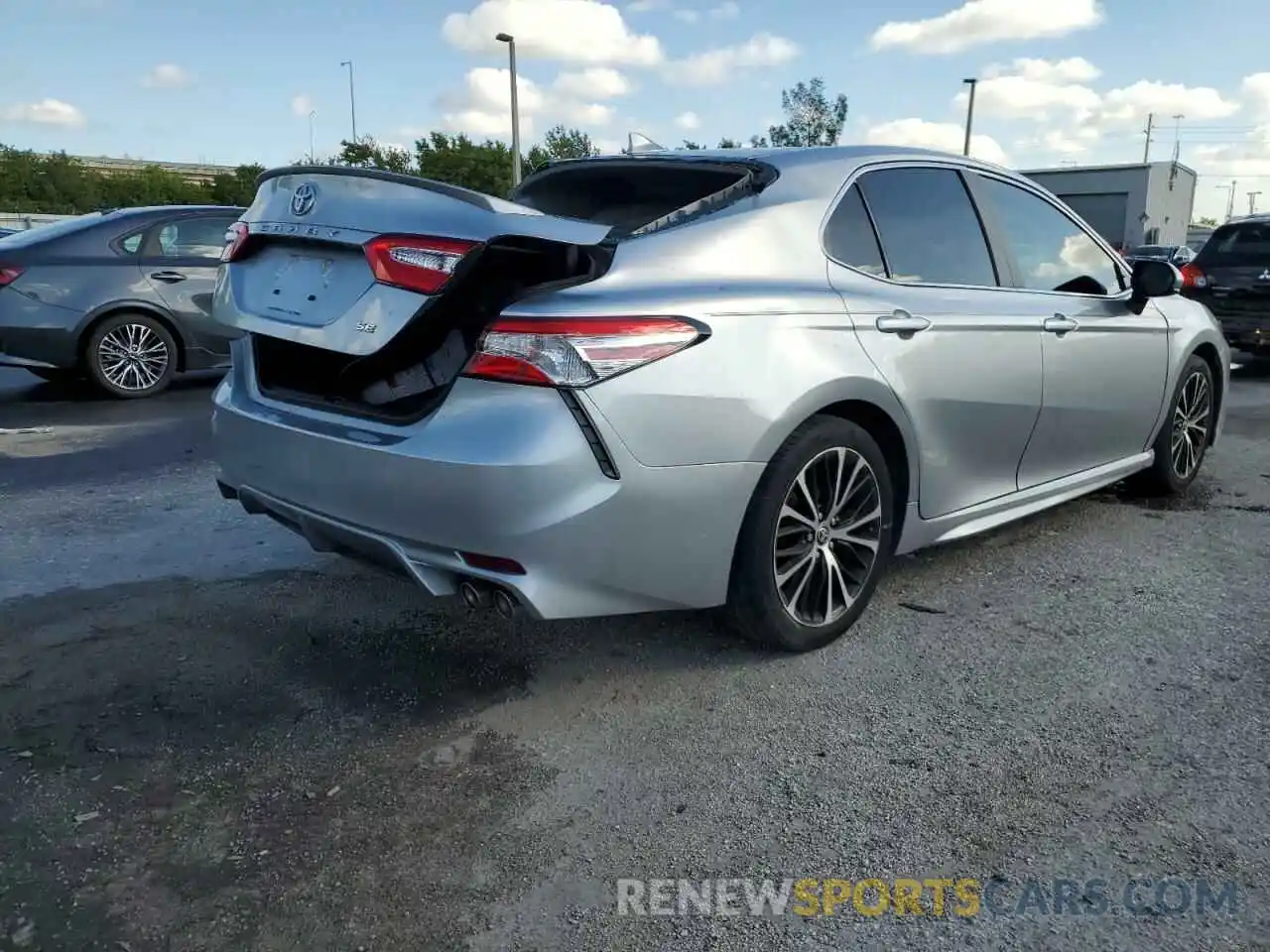 4 Photograph of a damaged car 4T1G11AK7LU982040 TOYOTA CAMRY 2020