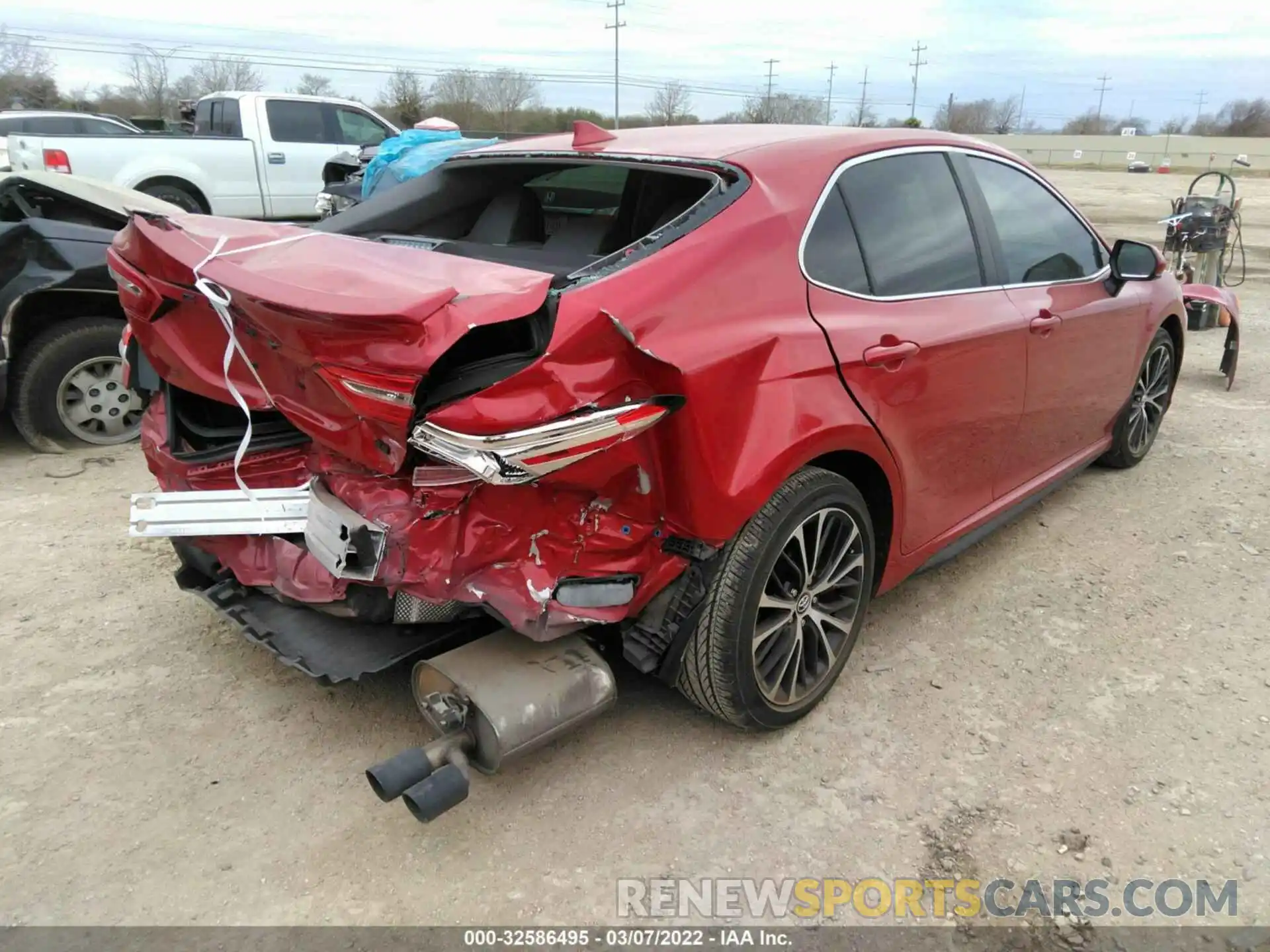 4 Photograph of a damaged car 4T1G11AK8LU326221 TOYOTA CAMRY 2020