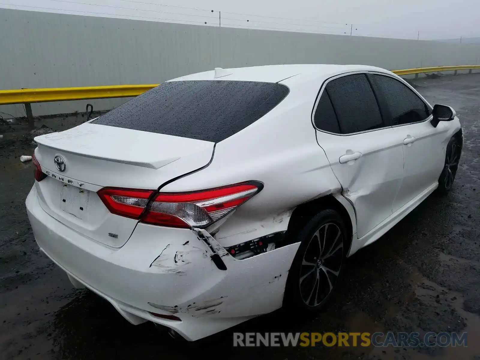 4 Photograph of a damaged car 4T1G11AK8LU343701 TOYOTA CAMRY 2020