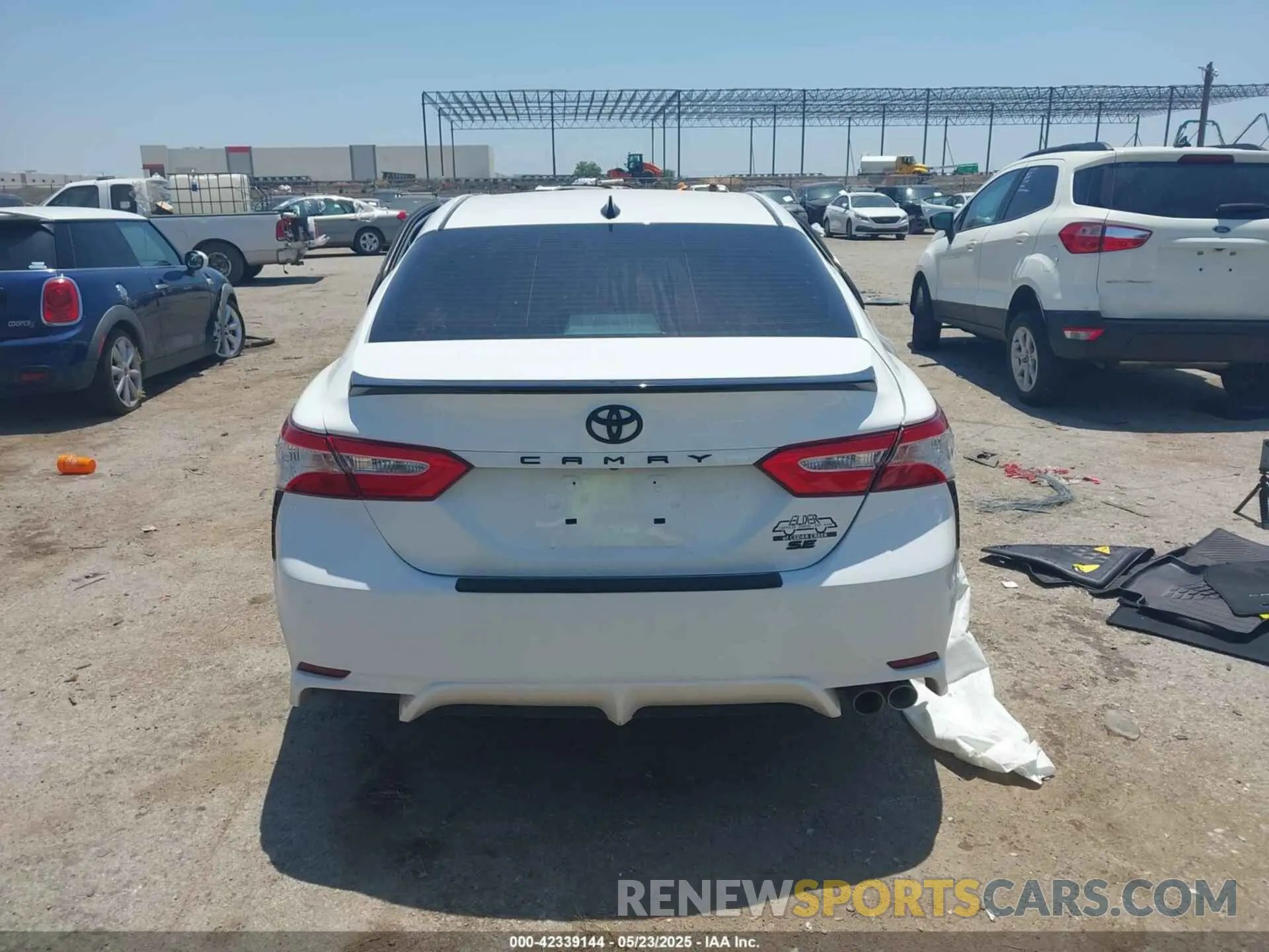 16 Photograph of a damaged car 4T1G11AK8LU362863 TOYOTA CAMRY 2020