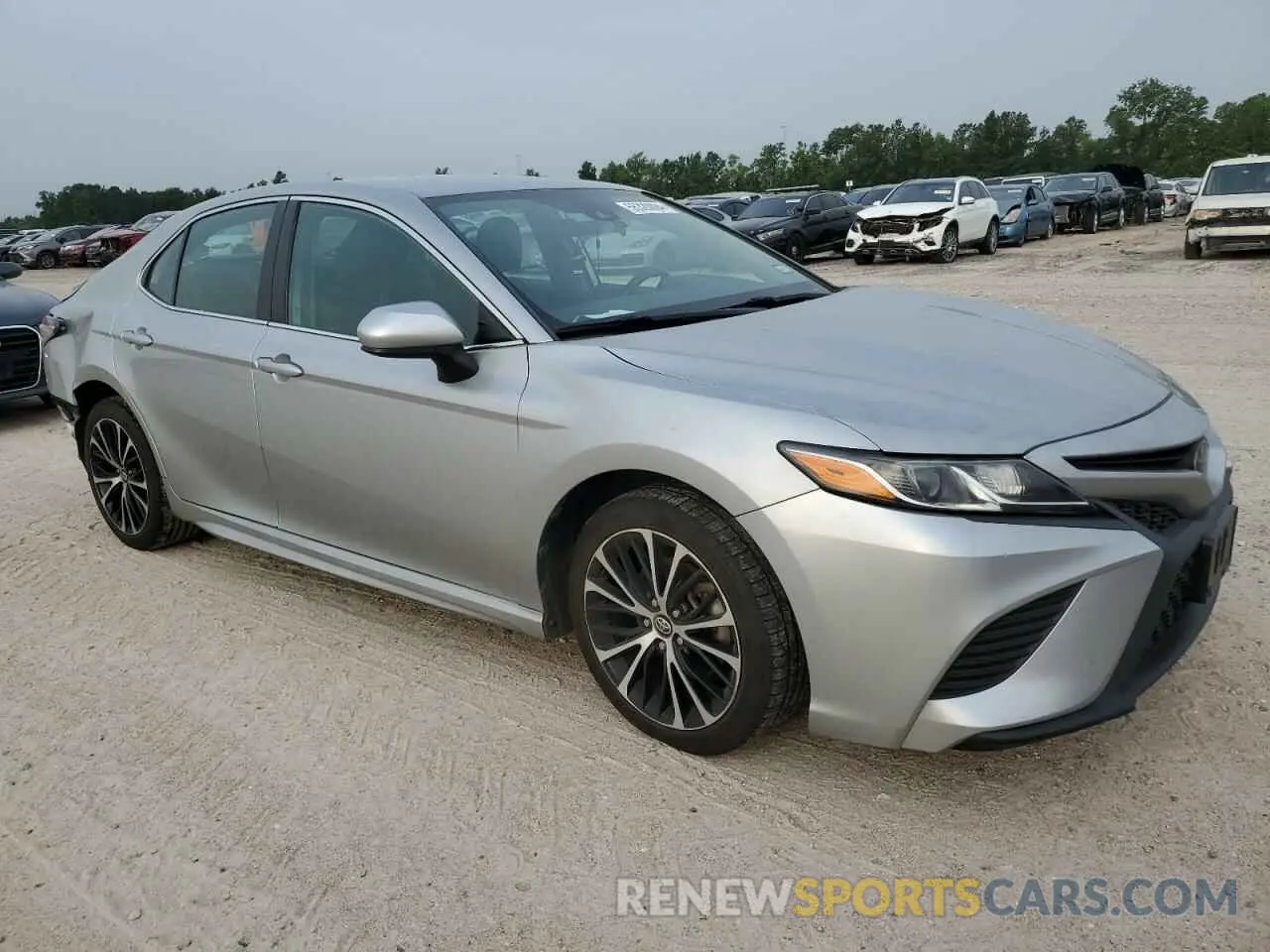 4 Photograph of a damaged car 4T1G11AK8LU886871 TOYOTA CAMRY 2020