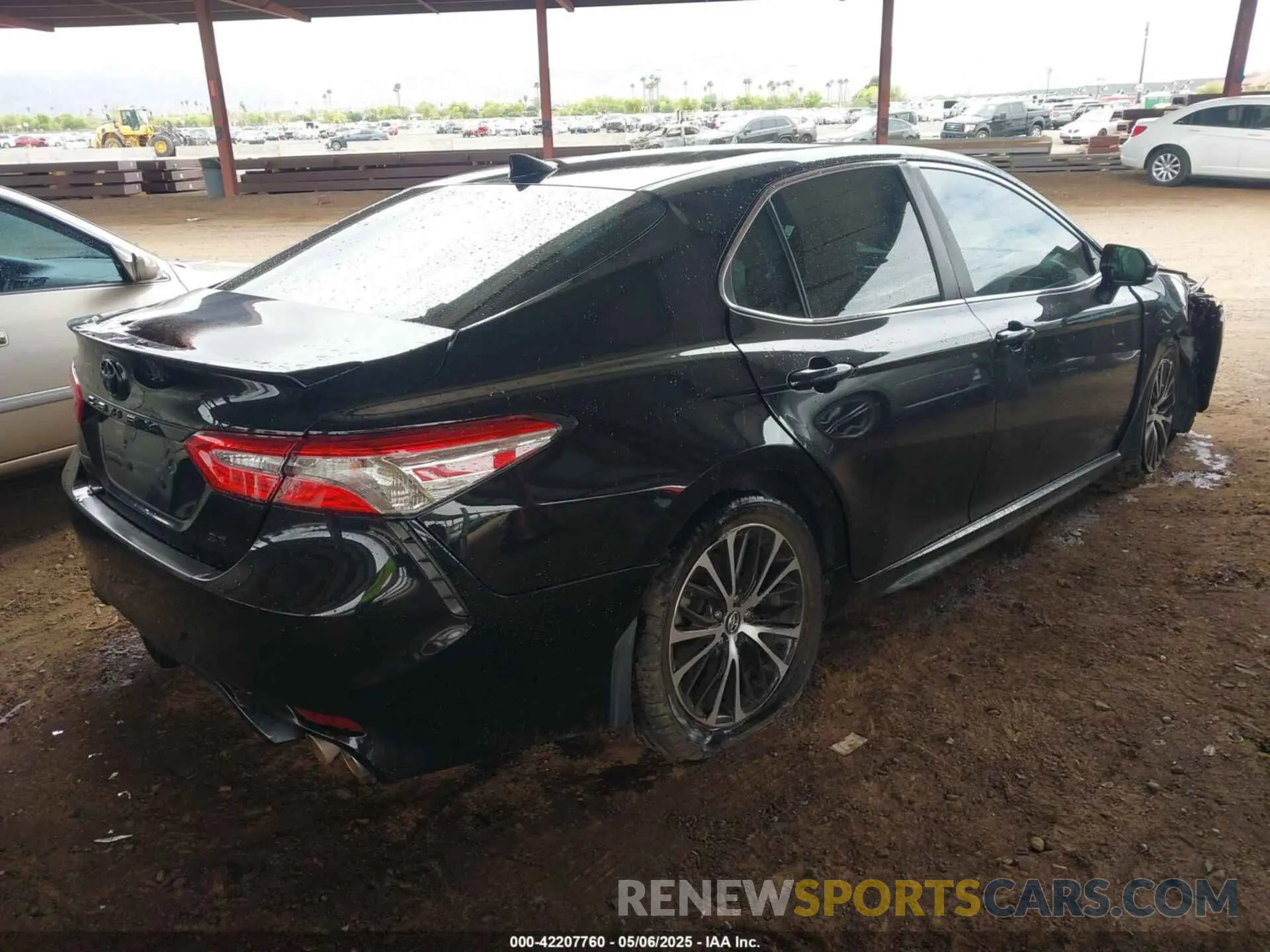 4 Photograph of a damaged car 4T1G11AK8LU896395 TOYOTA CAMRY 2020