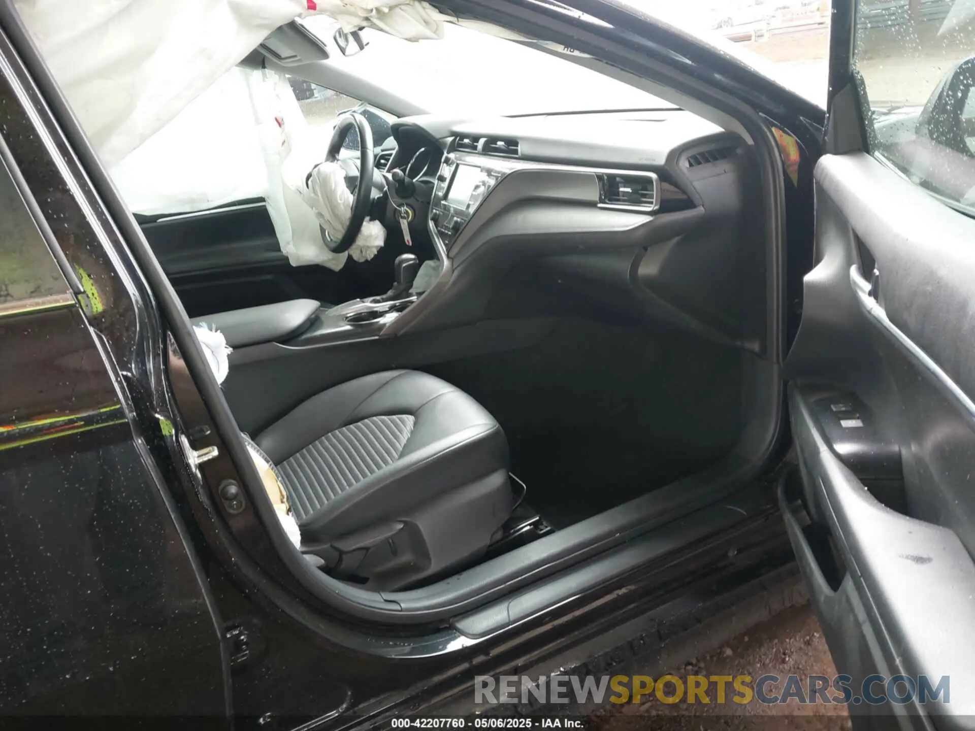 5 Photograph of a damaged car 4T1G11AK8LU896395 TOYOTA CAMRY 2020