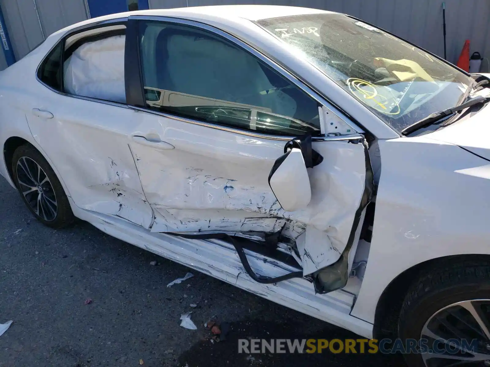 10 Photograph of a damaged car 4T1G11AK8LU912532 TOYOTA CAMRY 2020