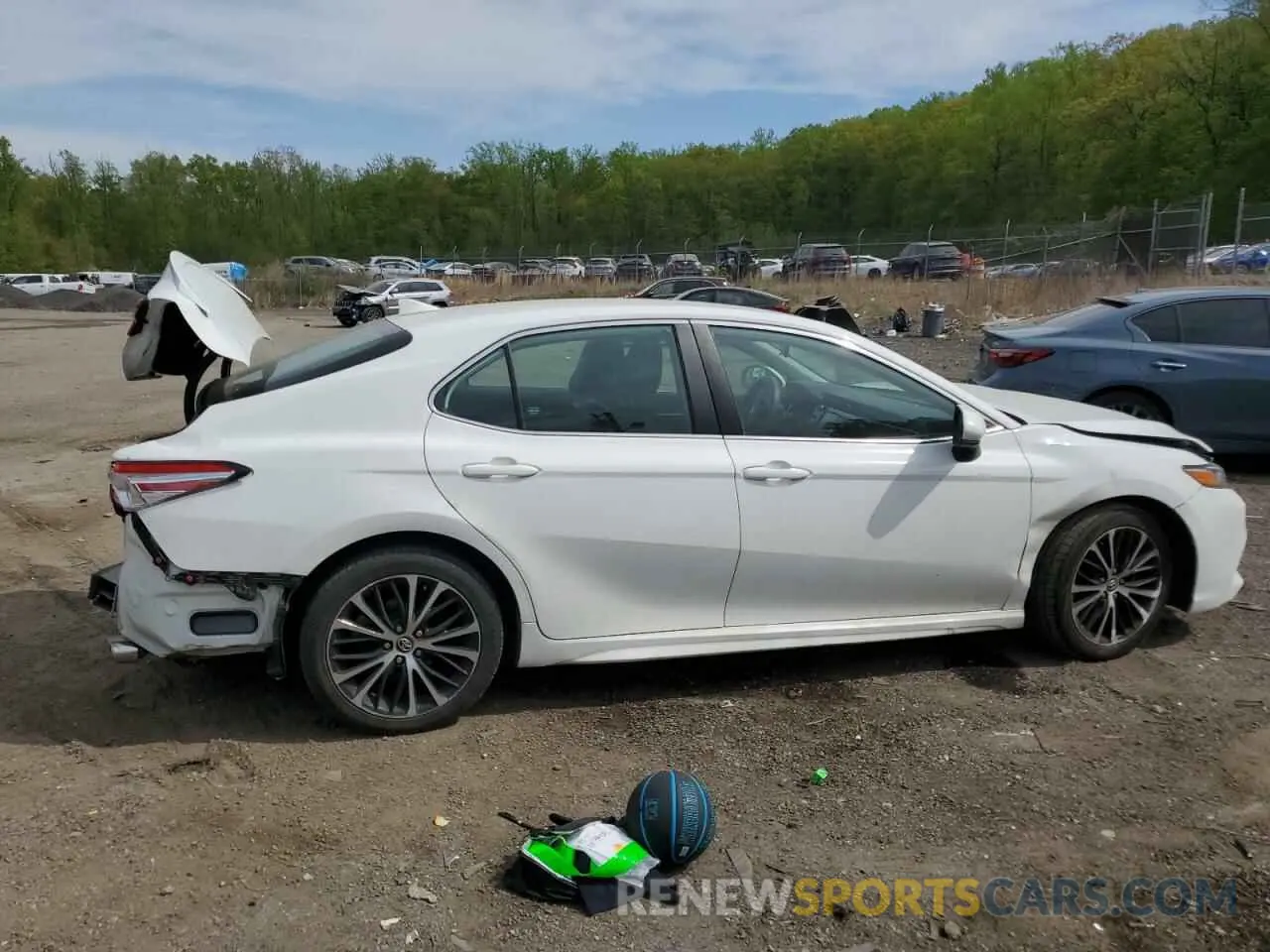 3 Photograph of a damaged car 4T1G11AK8LU943327 TOYOTA CAMRY 2020