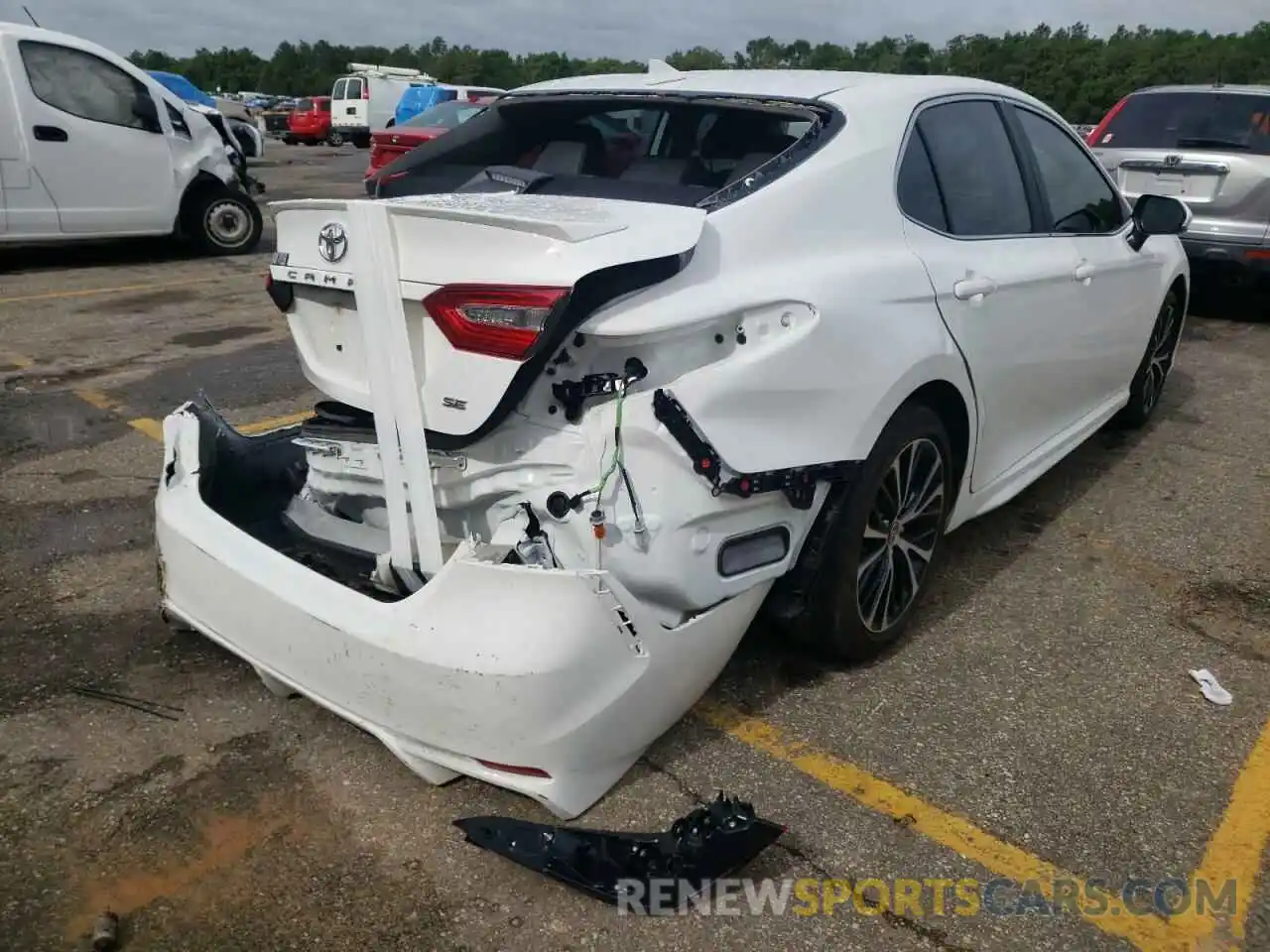 4 Photograph of a damaged car 4T1G11AK8LU985643 TOYOTA CAMRY 2020