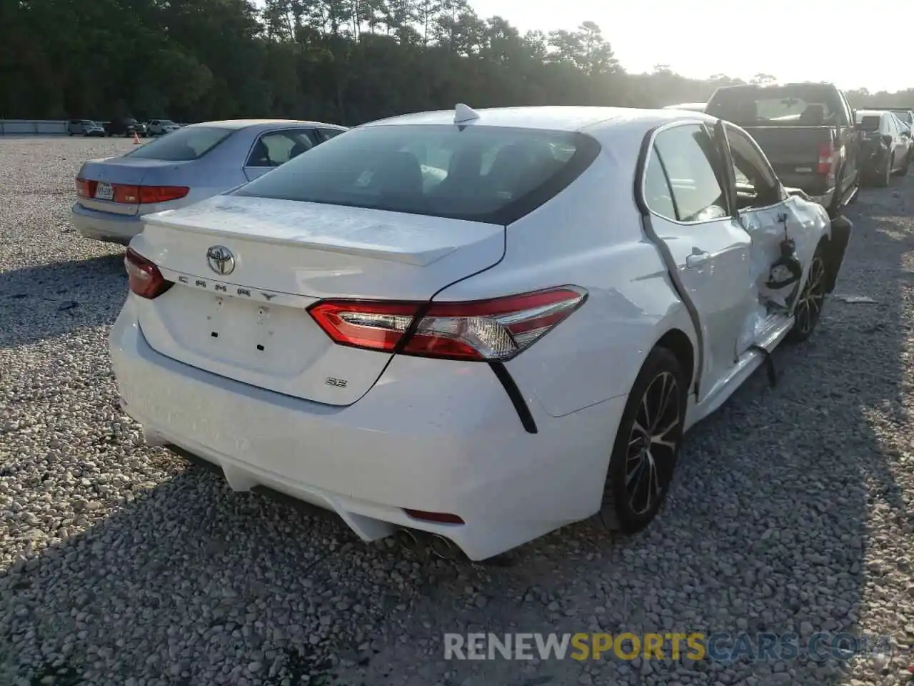 4 Photograph of a damaged car 4T1G11AK8LU989224 TOYOTA CAMRY 2020