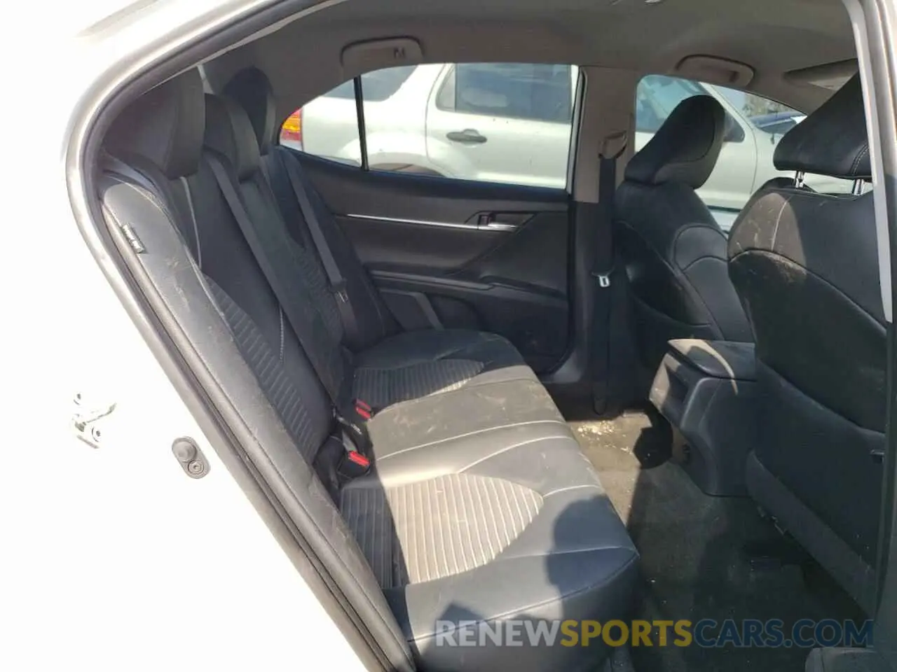 10 Photograph of a damaged car 4T1G11AK9LU380742 TOYOTA CAMRY 2020