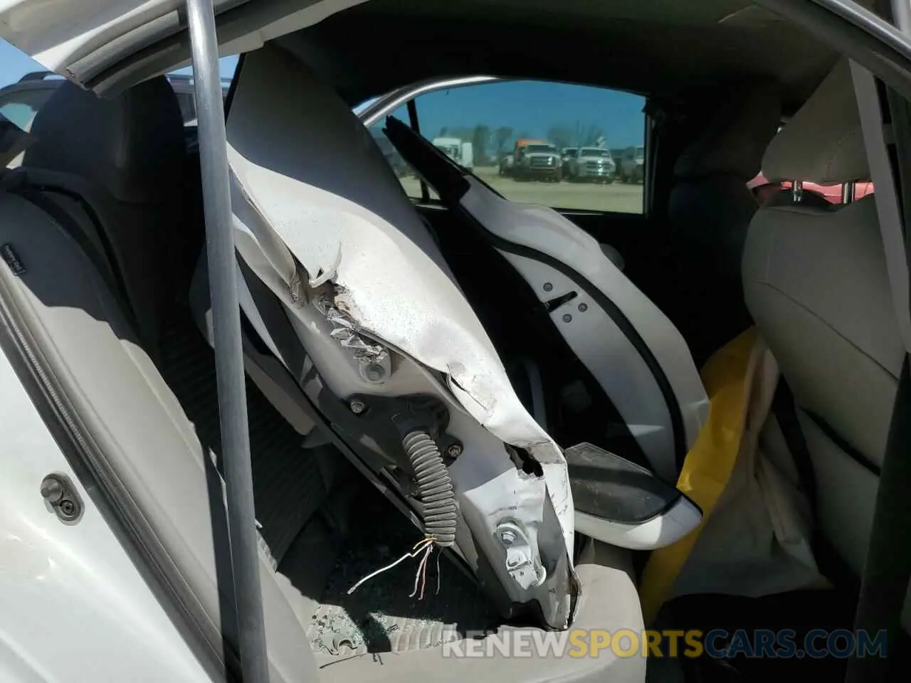 10 Photograph of a damaged car 4T1G11AK9LU906593 TOYOTA CAMRY 2020