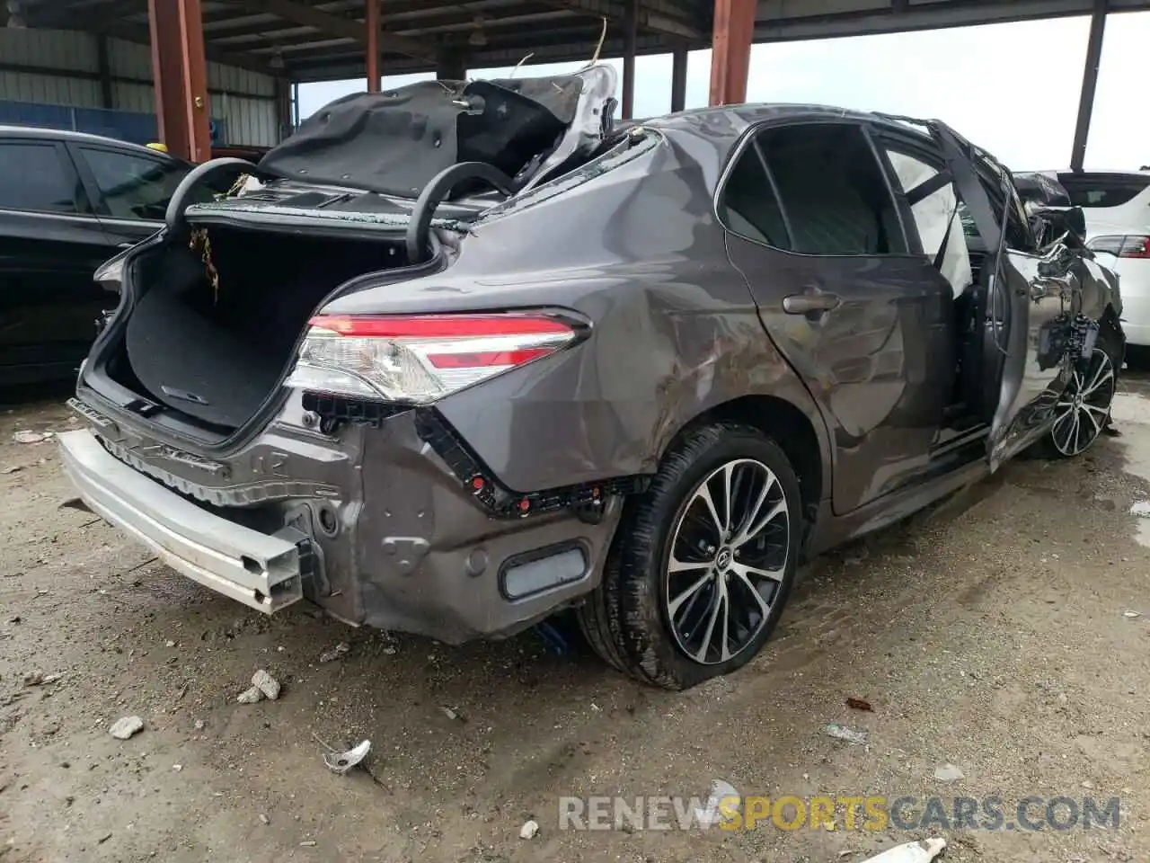 4 Photograph of a damaged car 4T1G11AK9LU924561 TOYOTA CAMRY 2020