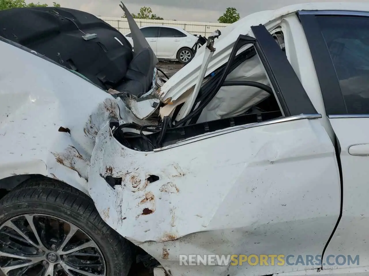10 Photograph of a damaged car 4T1G11AK9LU941814 TOYOTA CAMRY 2020