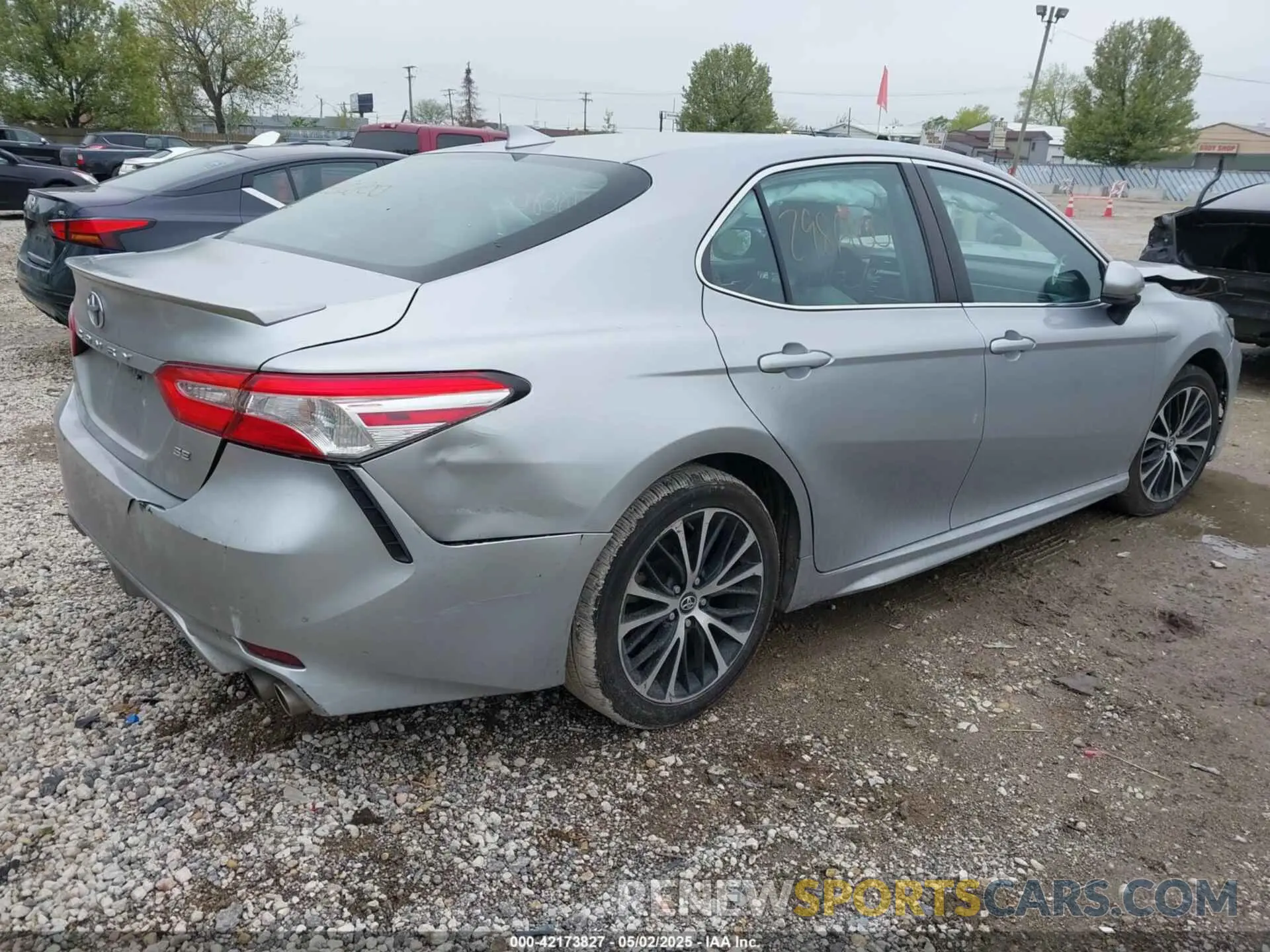4 Photograph of a damaged car 4T1G11AKXLU338581 TOYOTA CAMRY 2020