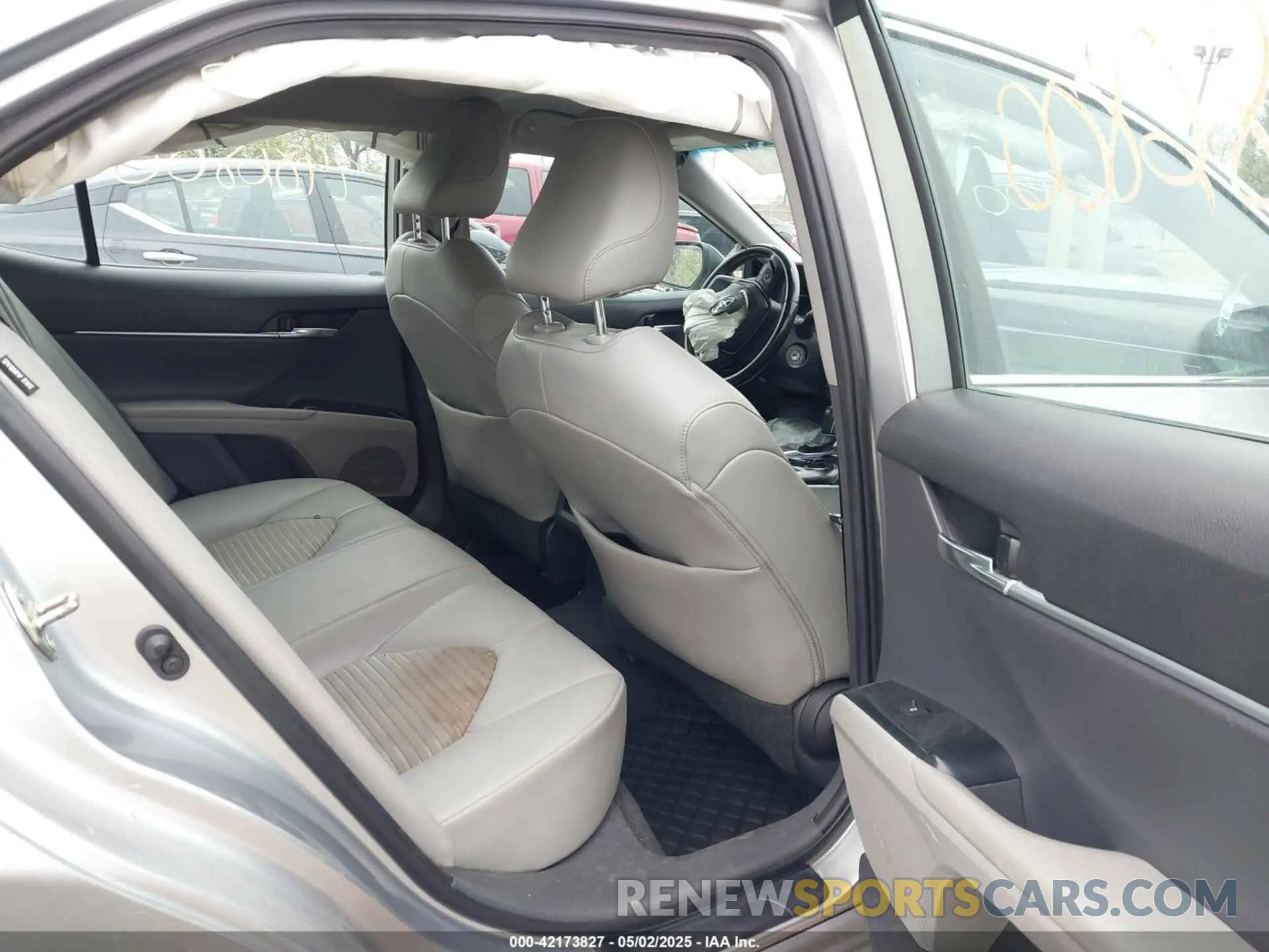 8 Photograph of a damaged car 4T1G11AKXLU338581 TOYOTA CAMRY 2020