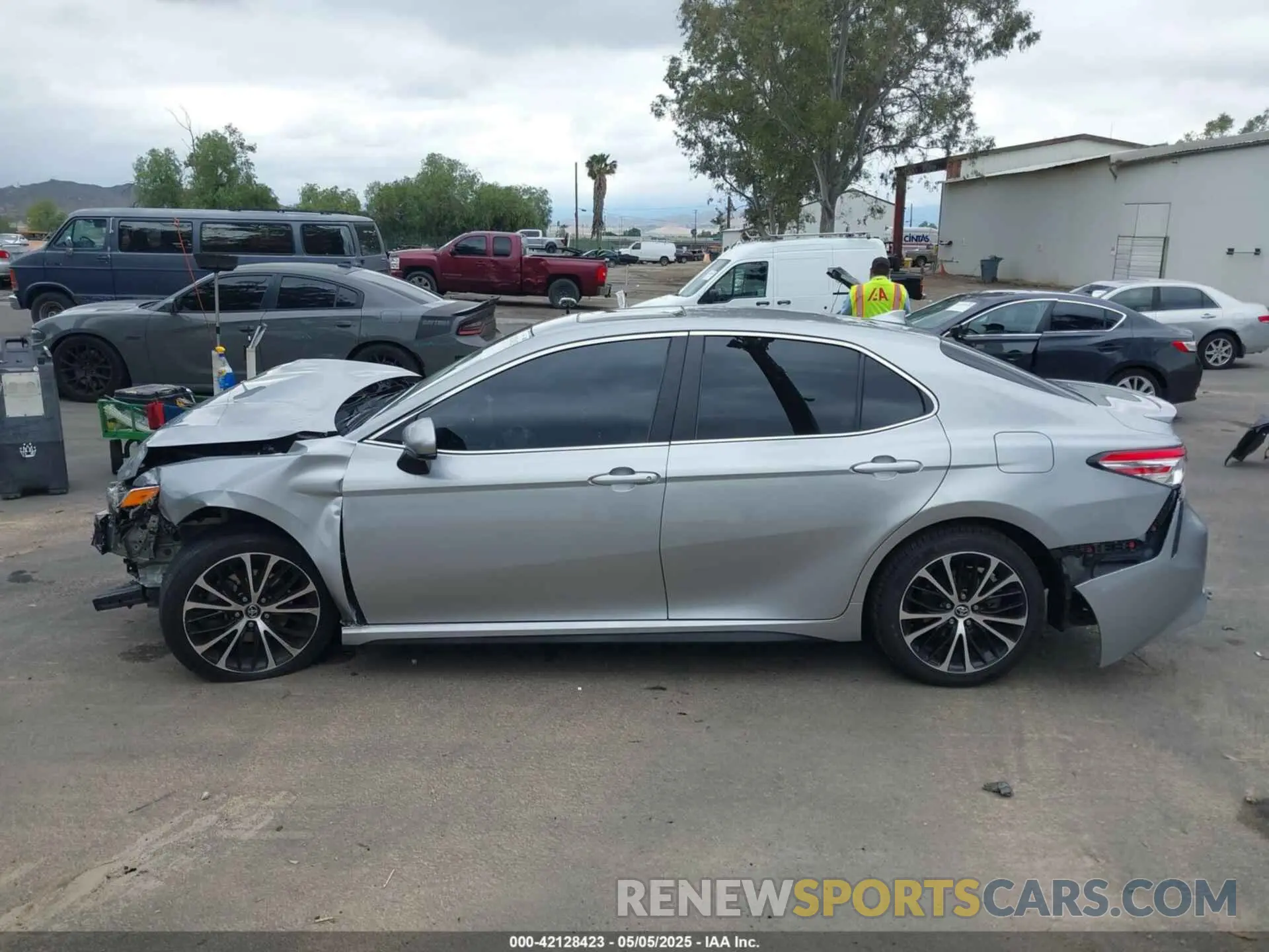 14 Photograph of a damaged car 4T1G11AKXLU349905 TOYOTA CAMRY 2020