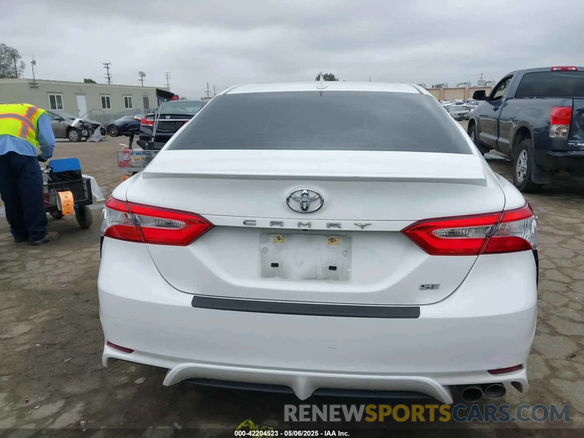 16 Photograph of a damaged car 4T1G11AKXLU373962 TOYOTA CAMRY 2020