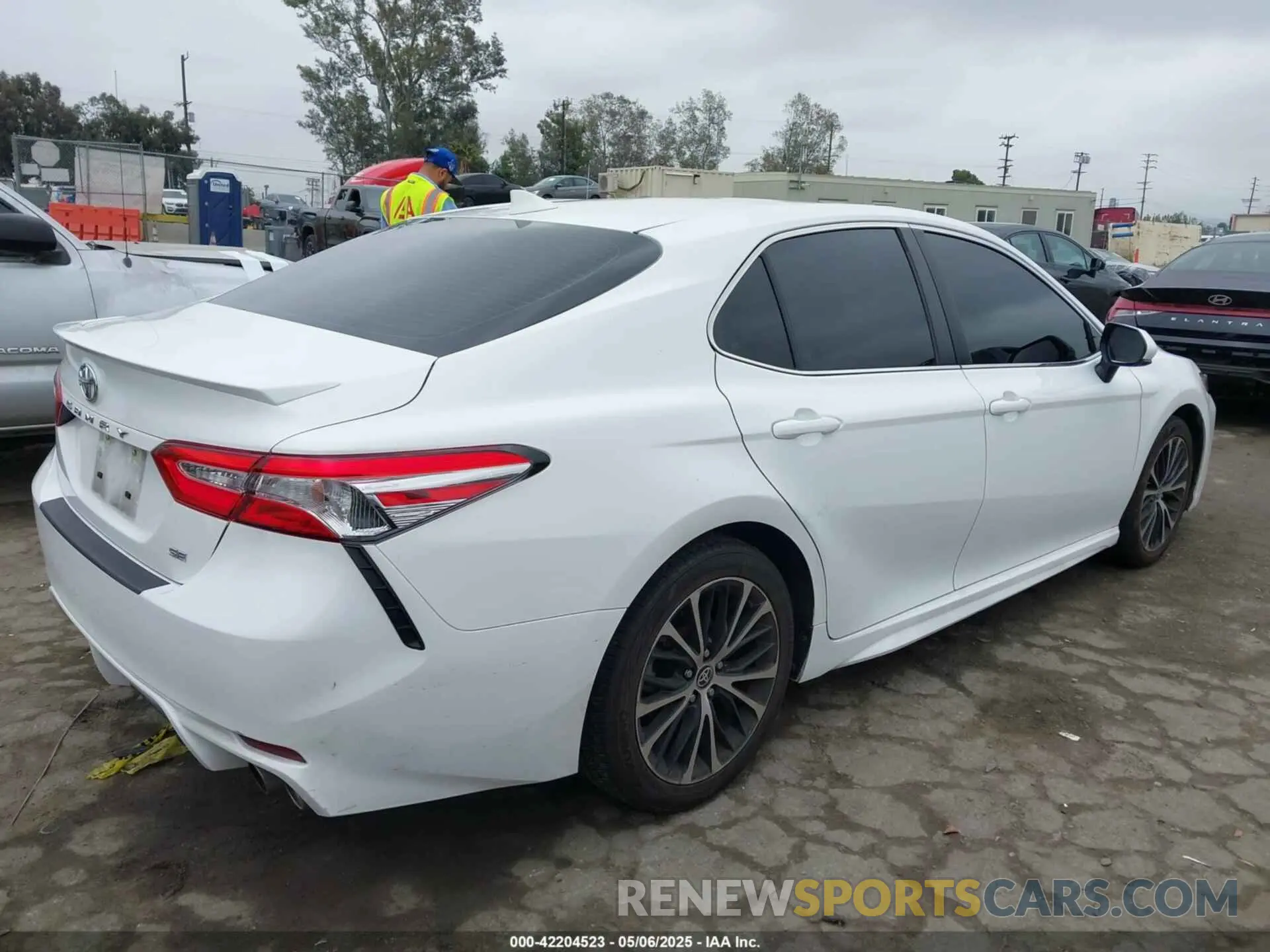 4 Photograph of a damaged car 4T1G11AKXLU373962 TOYOTA CAMRY 2020