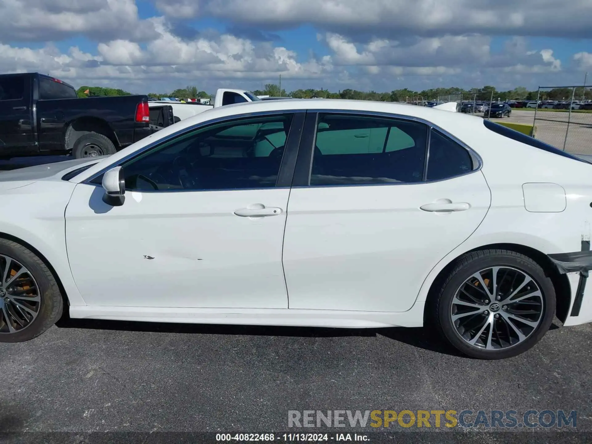 14 Photograph of a damaged car 4T1G11AKXLU381527 TOYOTA CAMRY 2020