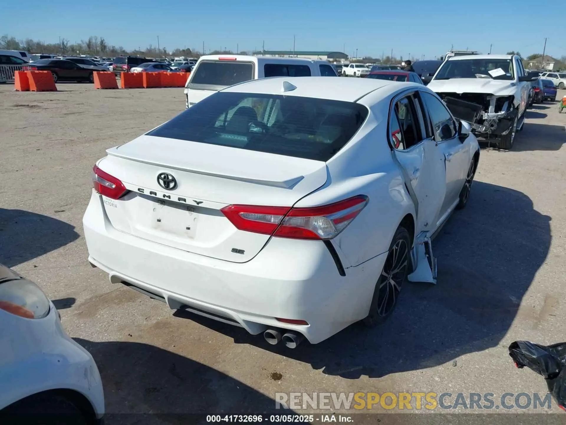 4 Photograph of a damaged car 4T1G11AKXLU870848 TOYOTA CAMRY 2020
