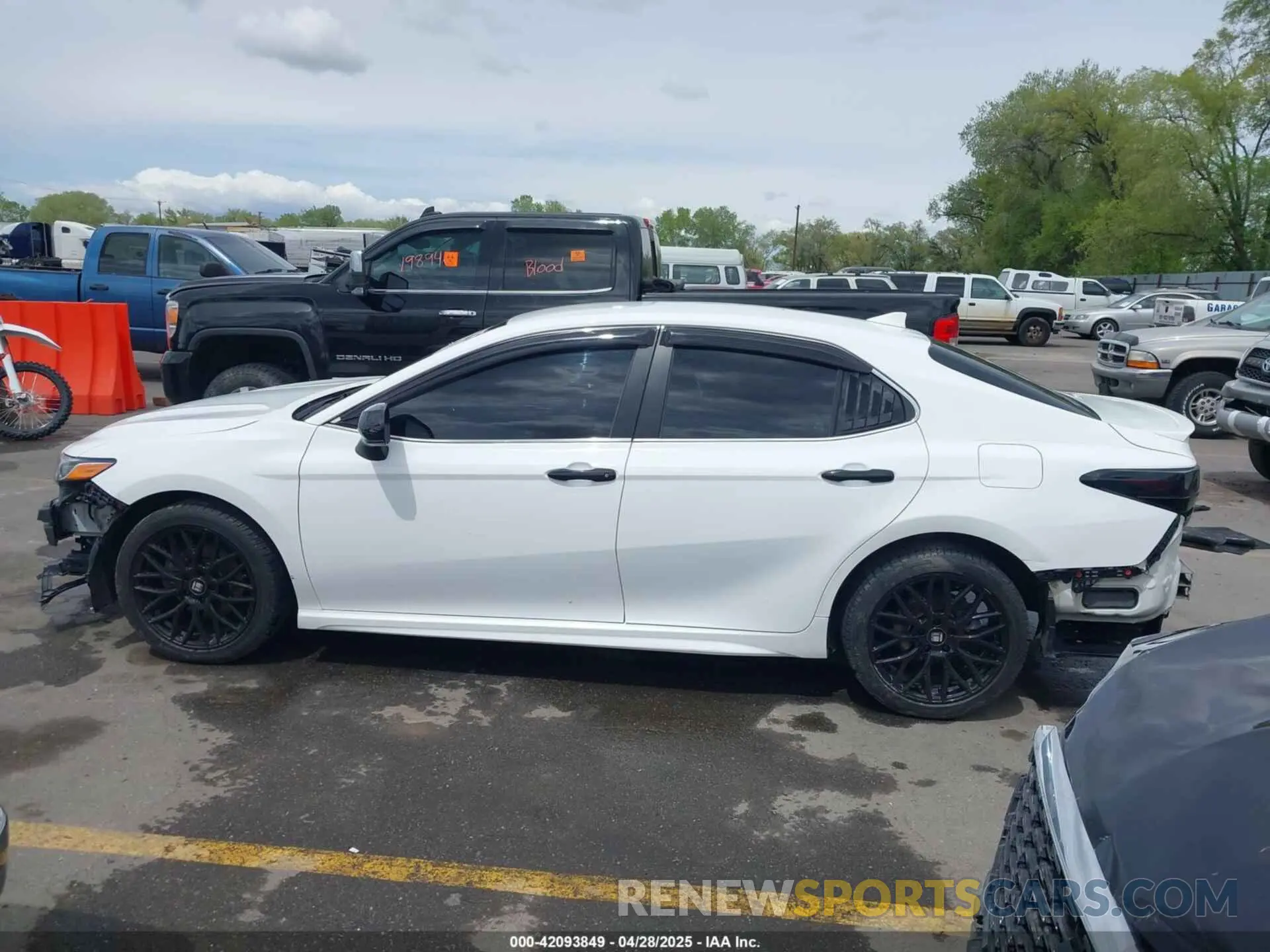 15 Photograph of a damaged car 4T1G11AKXLU908241 TOYOTA CAMRY 2020