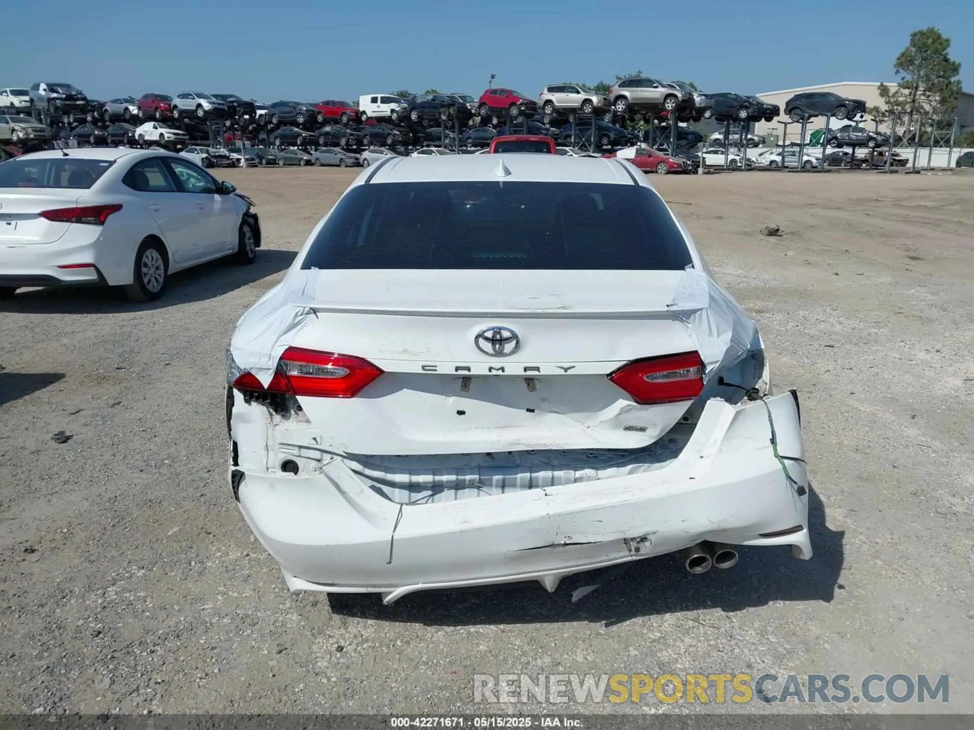 15 Photograph of a damaged car 4T1G11AKXLU935892 TOYOTA CAMRY 2020