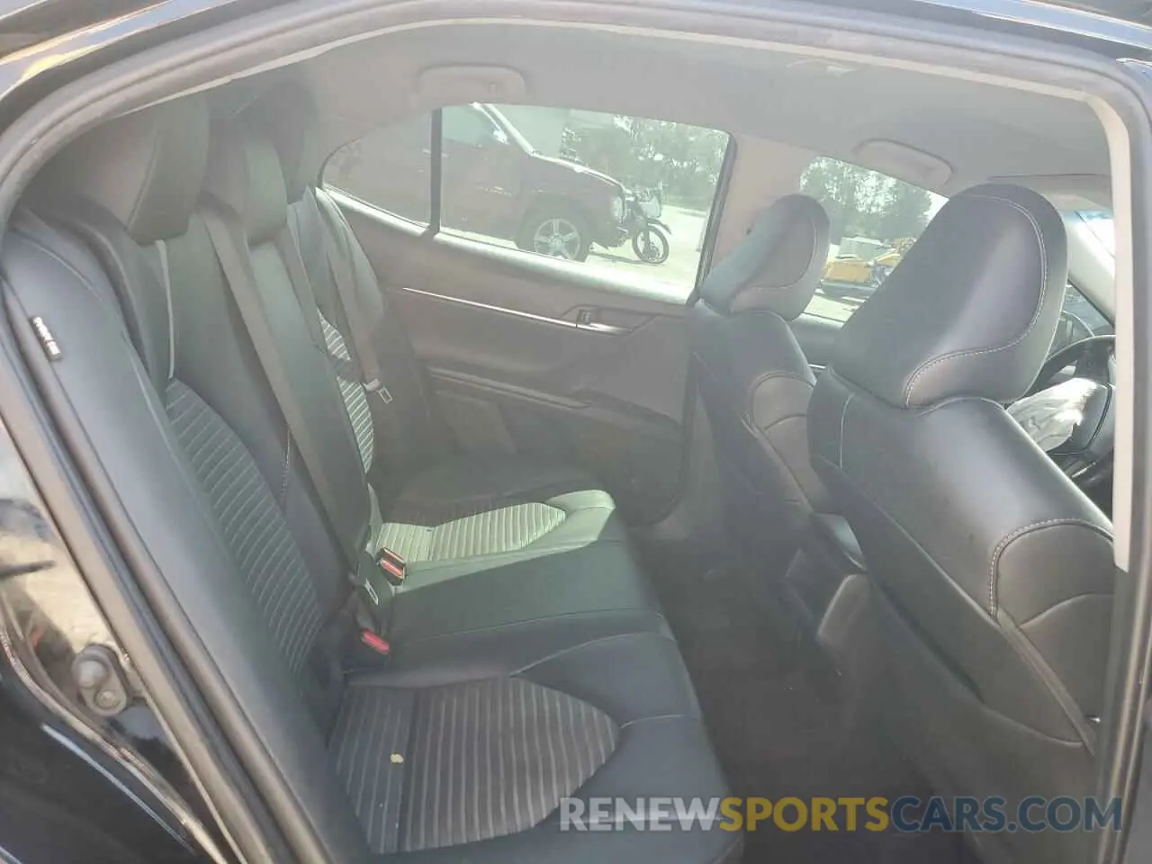 10 Photograph of a damaged car 4T1G11AKXLU947640 TOYOTA CAMRY 2020