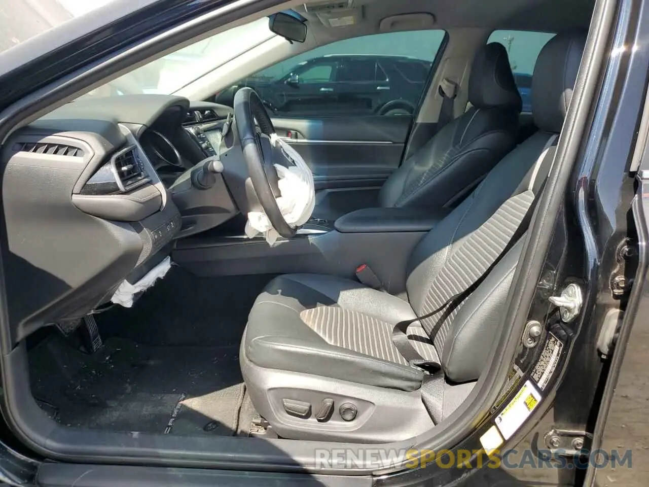 7 Photograph of a damaged car 4T1G11AKXLU947640 TOYOTA CAMRY 2020