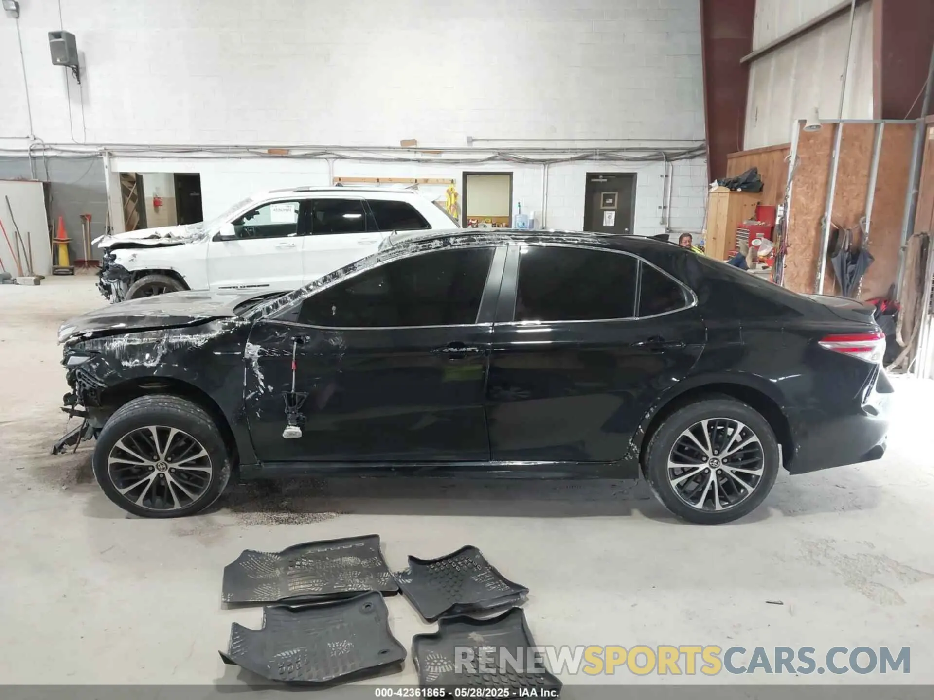 13 Photograph of a damaged car 4T1G11AKXLU962638 TOYOTA CAMRY 2020