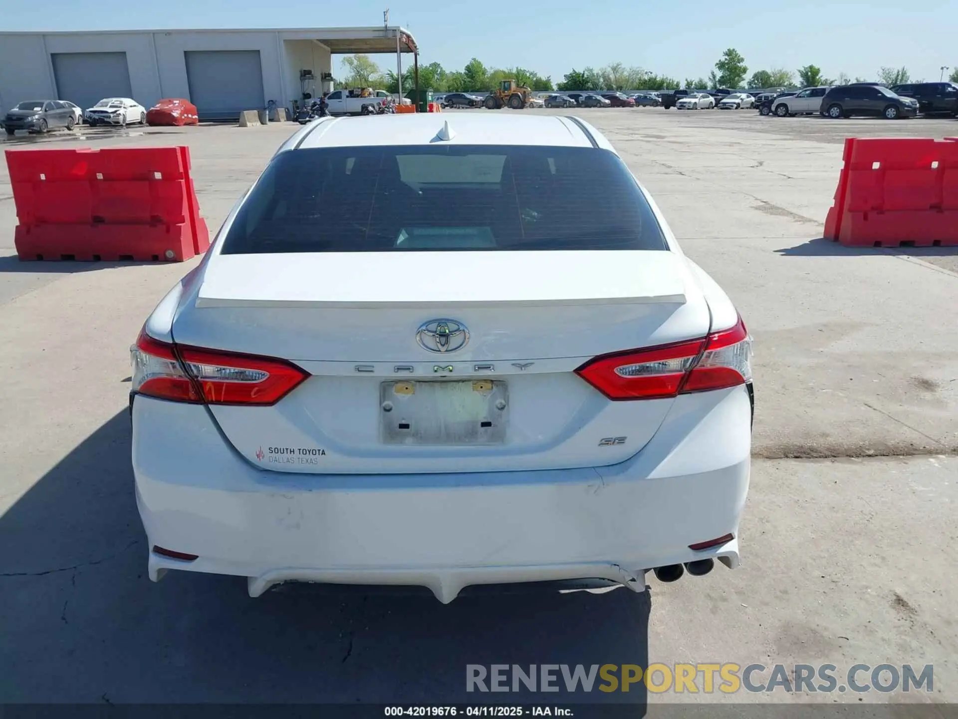 16 Photograph of a damaged car 4T1G11AKXLU965667 TOYOTA CAMRY 2020