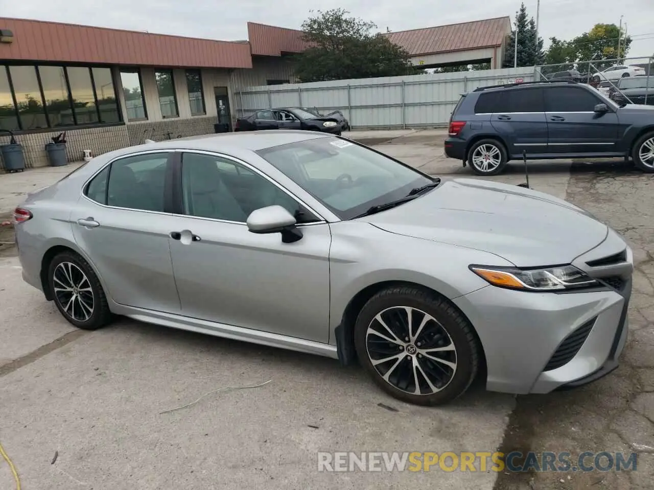 4 Photograph of a damaged car 4T1G11BK5LU001640 TOYOTA CAMRY 2020