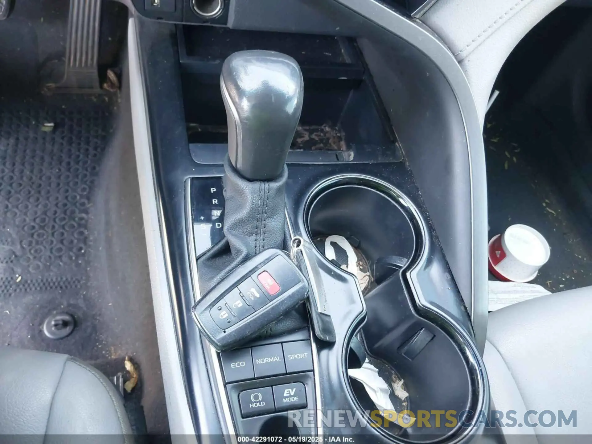 11 Photograph of a damaged car 4T1G31AK1LU014512 TOYOTA CAMRY 2020