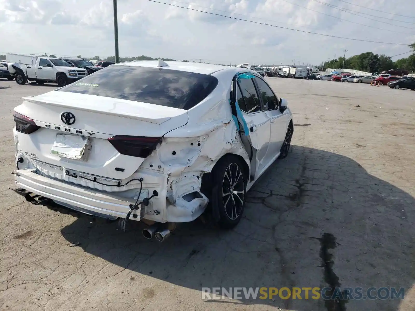 4 Photograph of a damaged car 4T1J11AK5LU935515 TOYOTA CAMRY 2020