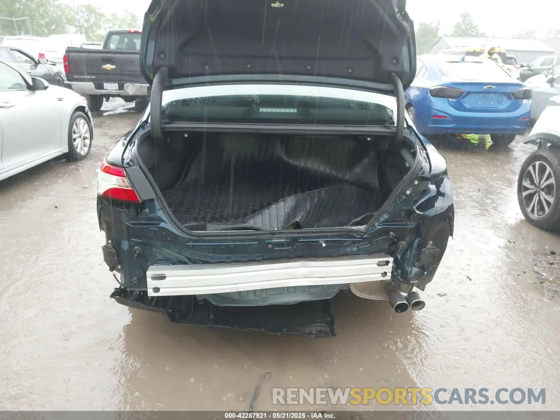 6 Photograph of a damaged car 4T1J11AK6LU998946 TOYOTA CAMRY 2020