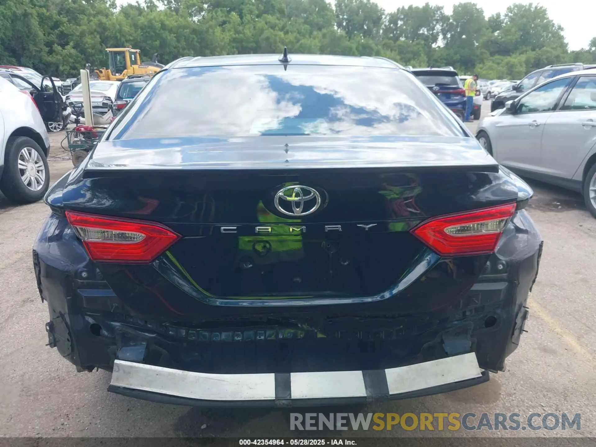 16 Photograph of a damaged car 4T1J11AK8LU935461 TOYOTA CAMRY 2020