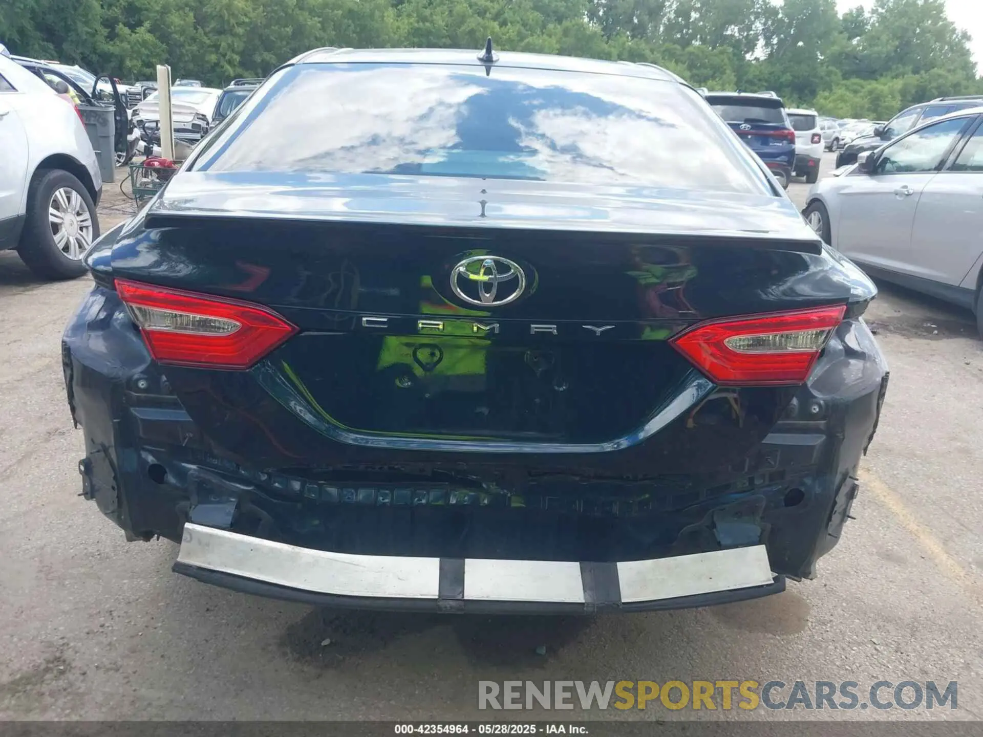 6 Photograph of a damaged car 4T1J11AK8LU935461 TOYOTA CAMRY 2020
