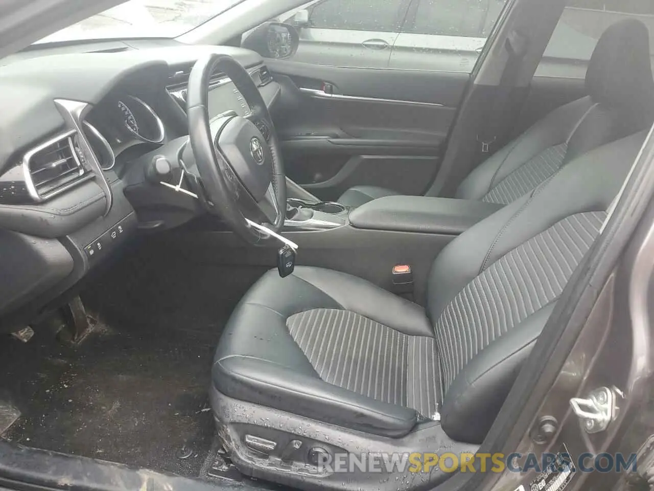 7 Photograph of a damaged car 4T1J11AK8LU939672 TOYOTA CAMRY 2020