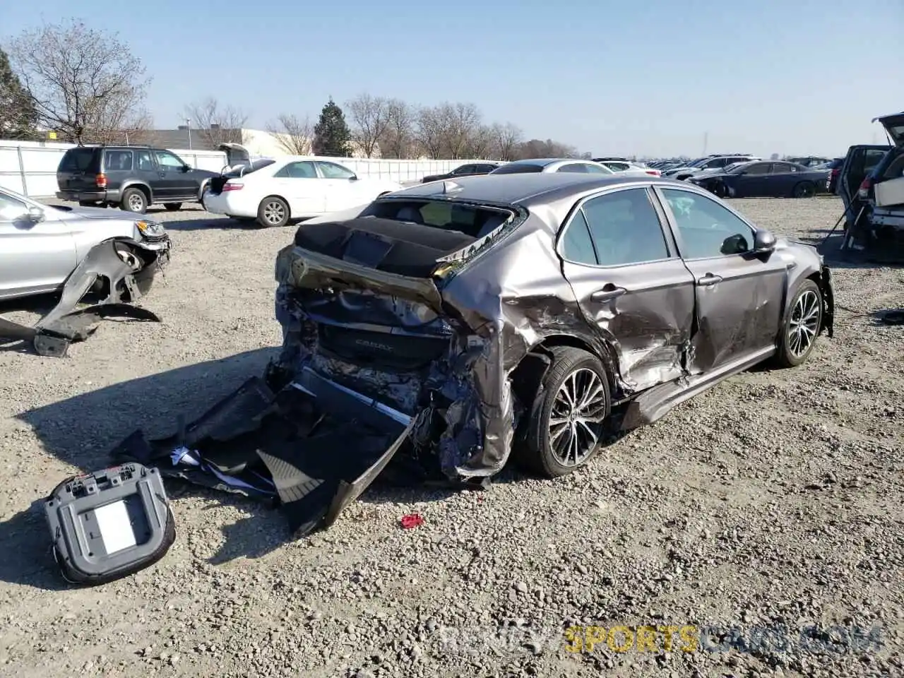 4 Photograph of a damaged car 4T1J31AK0LU534903 TOYOTA CAMRY 2020