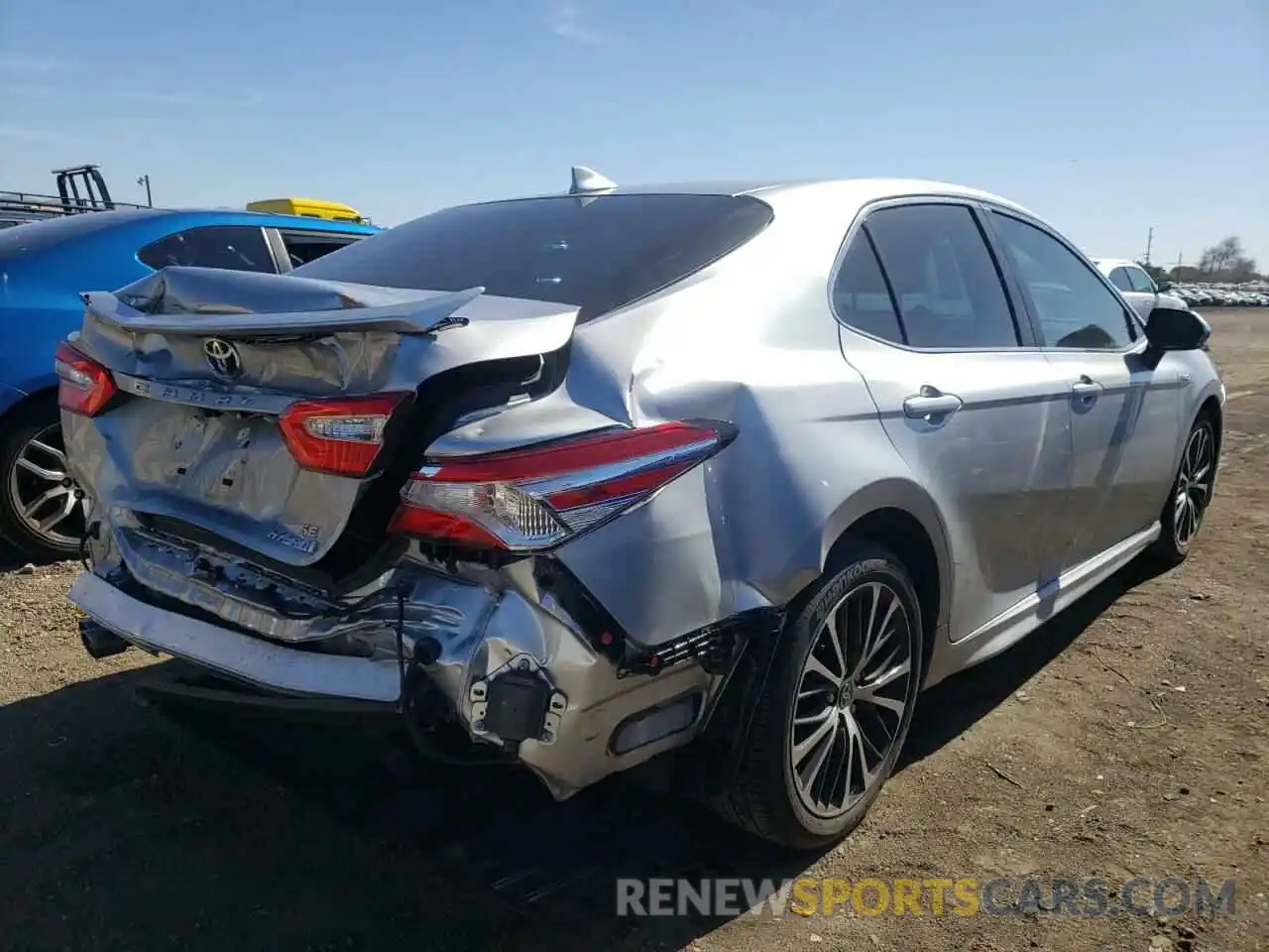 4 Photograph of a damaged car 4T1J31AK1LU533100 TOYOTA CAMRY 2020