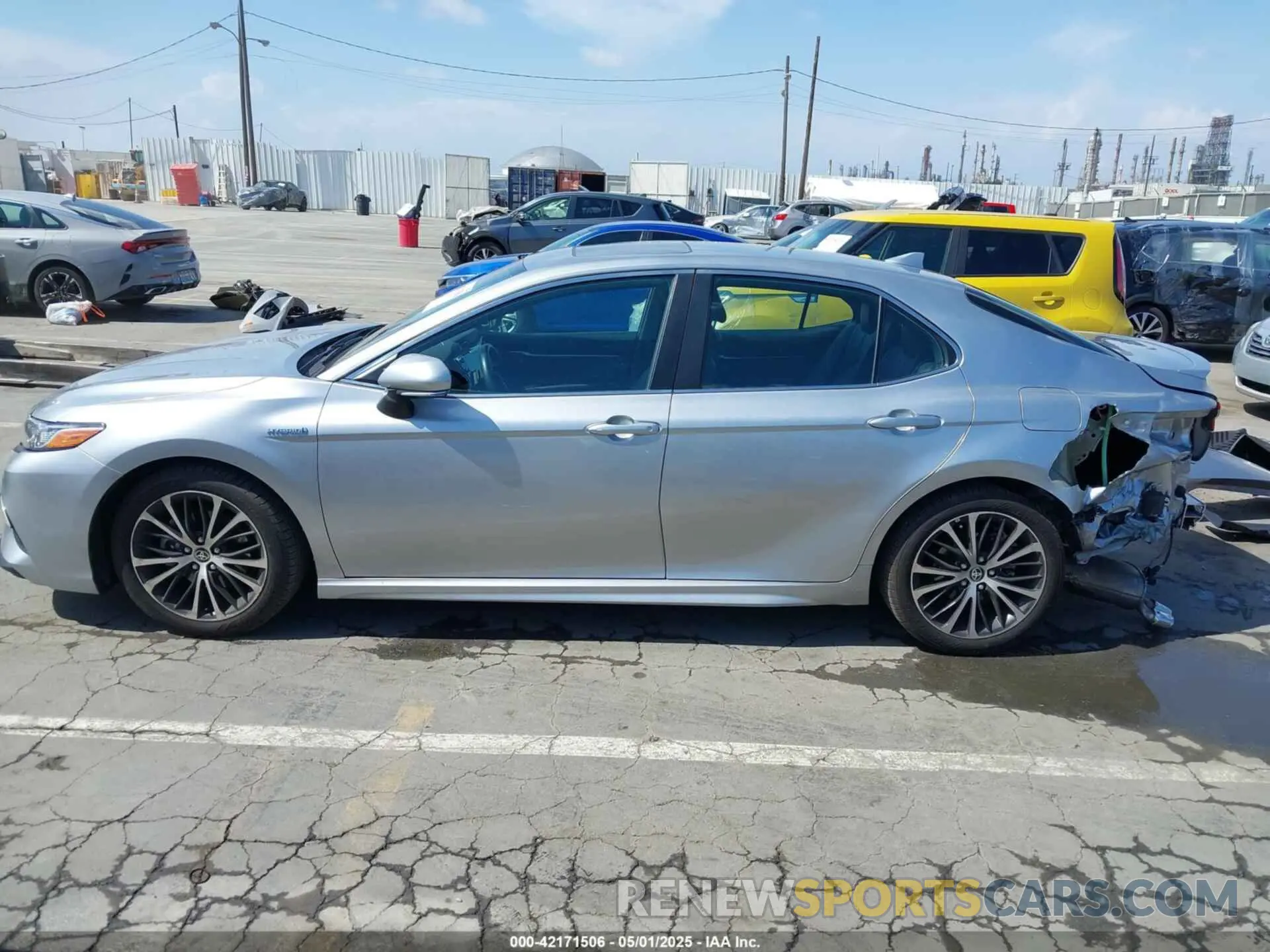 14 Photograph of a damaged car 4T1J31AK1LU537051 TOYOTA CAMRY 2020