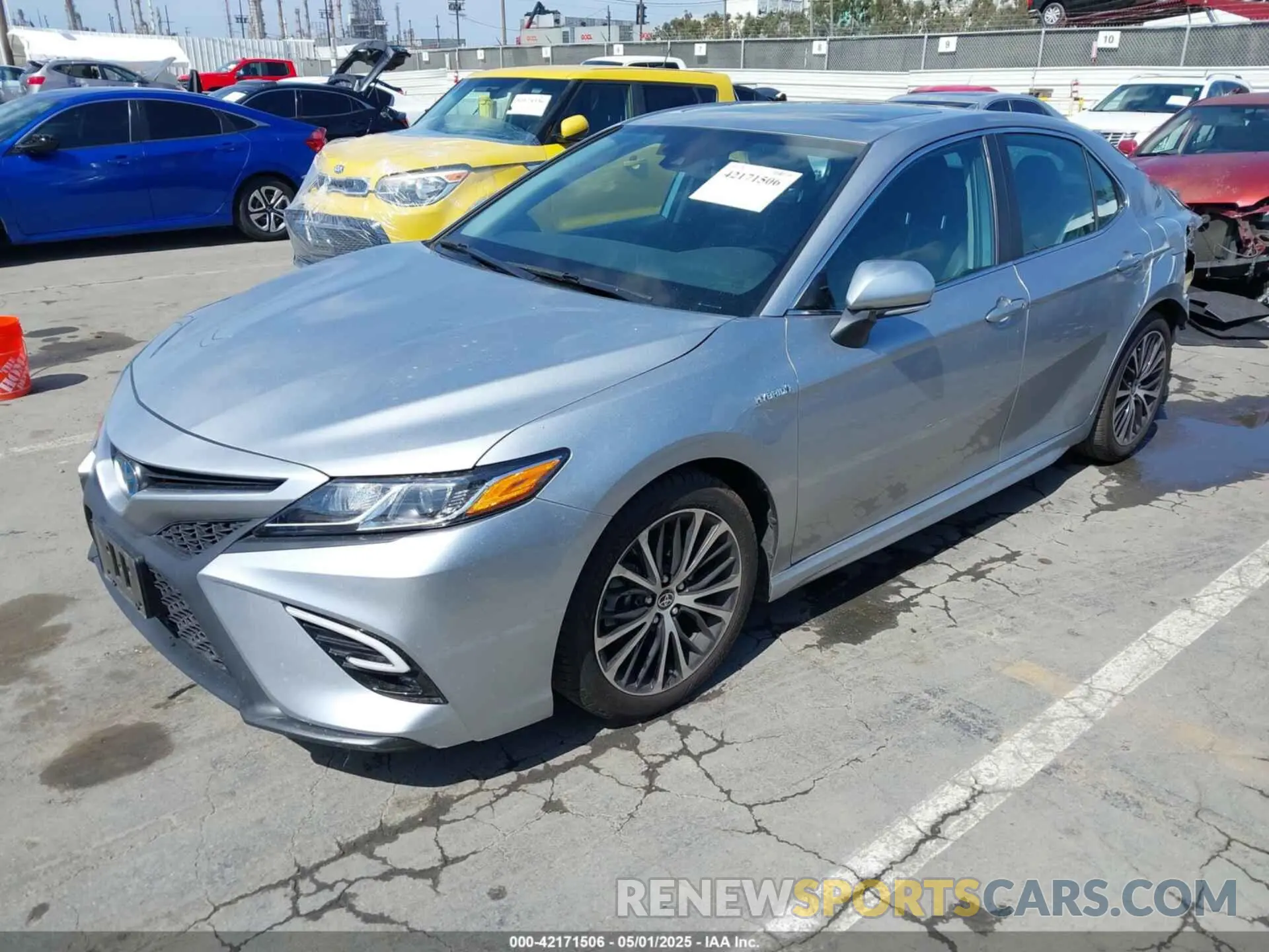 2 Photograph of a damaged car 4T1J31AK1LU537051 TOYOTA CAMRY 2020