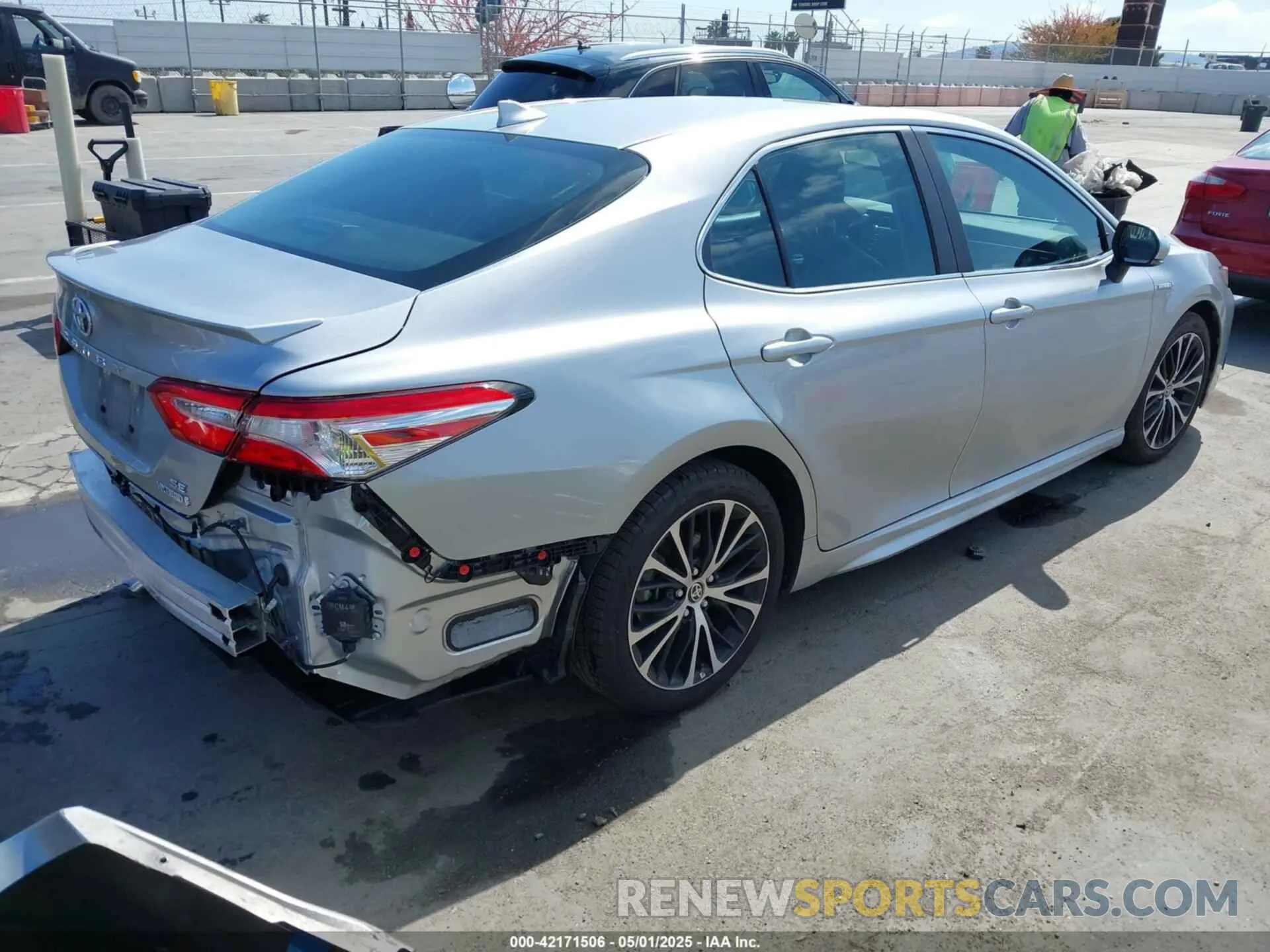 4 Photograph of a damaged car 4T1J31AK1LU537051 TOYOTA CAMRY 2020