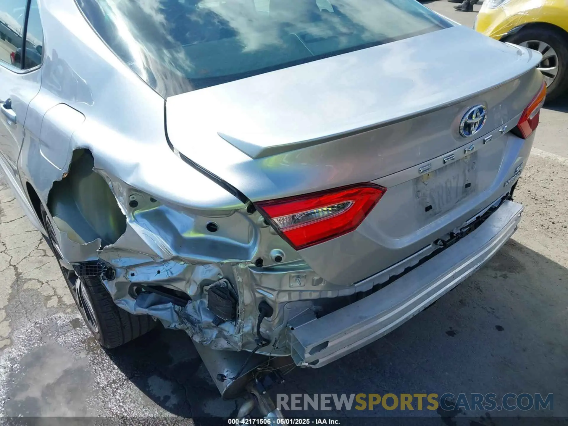 6 Photograph of a damaged car 4T1J31AK1LU537051 TOYOTA CAMRY 2020