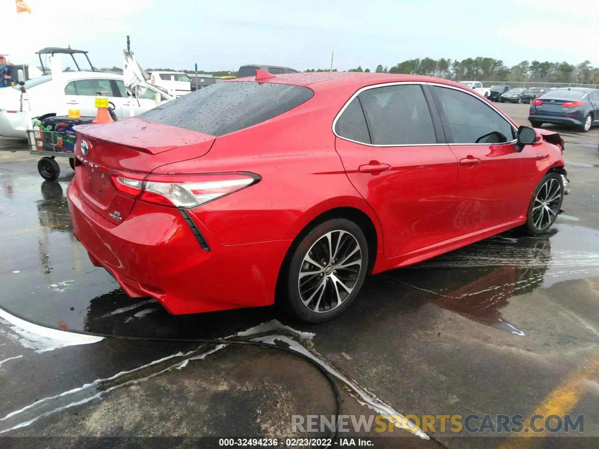 4 Photograph of a damaged car 4T1J31AK3LU009978 TOYOTA CAMRY 2020