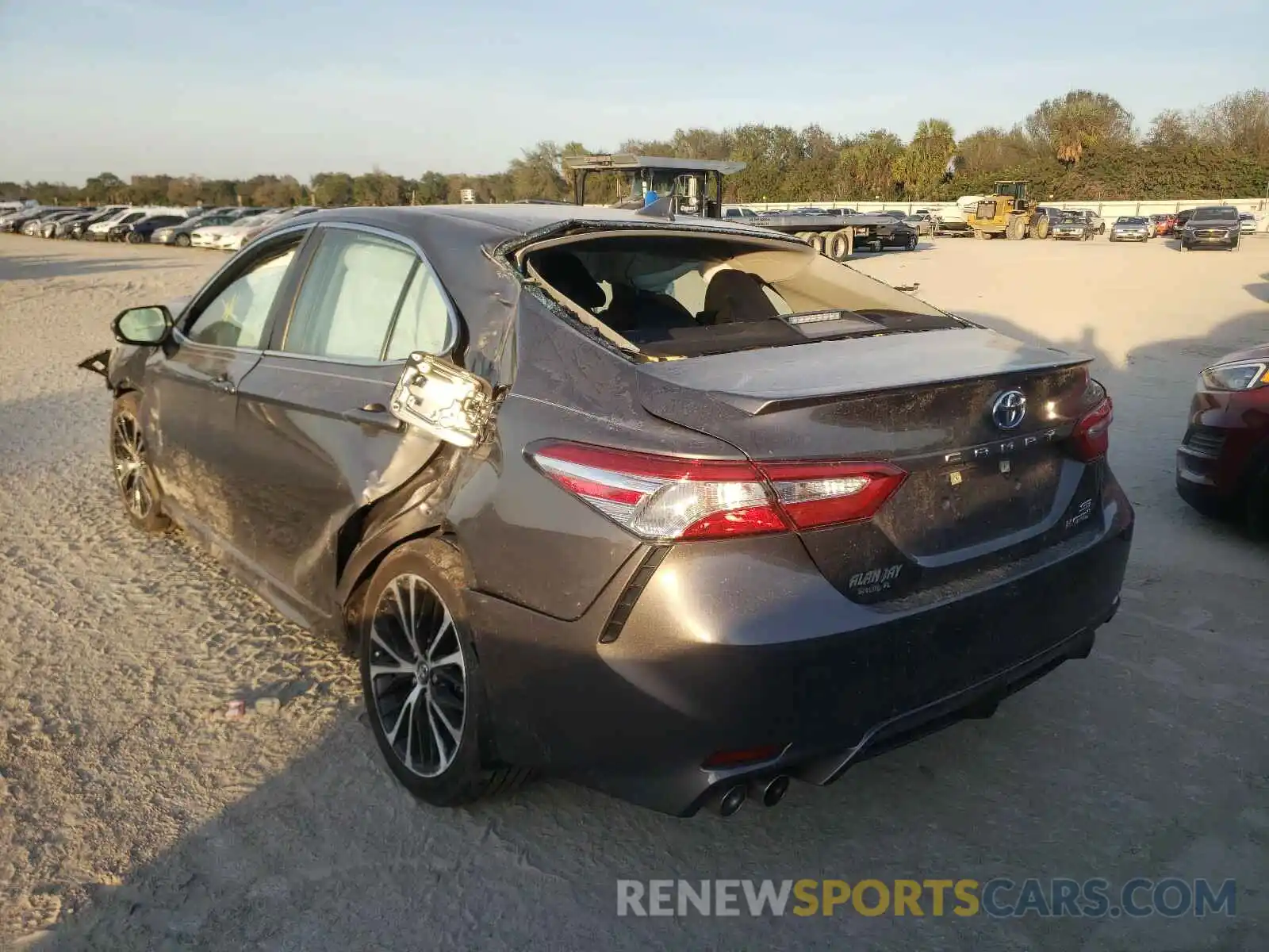 3 Photograph of a damaged car 4T1J31AK4LU011514 TOYOTA CAMRY 2020