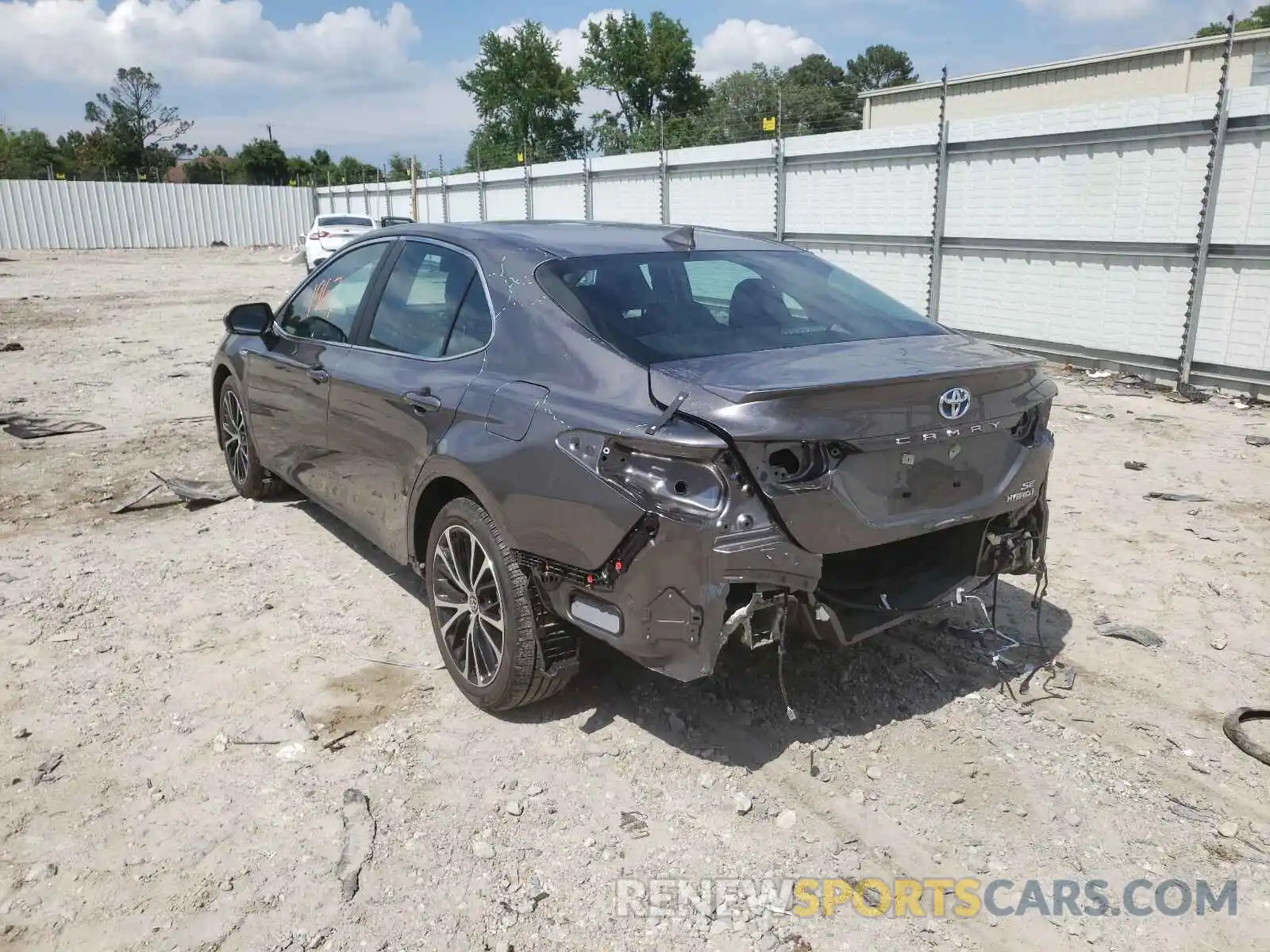 3 Photograph of a damaged car 4T1J31AK4LU545774 TOYOTA CAMRY 2020