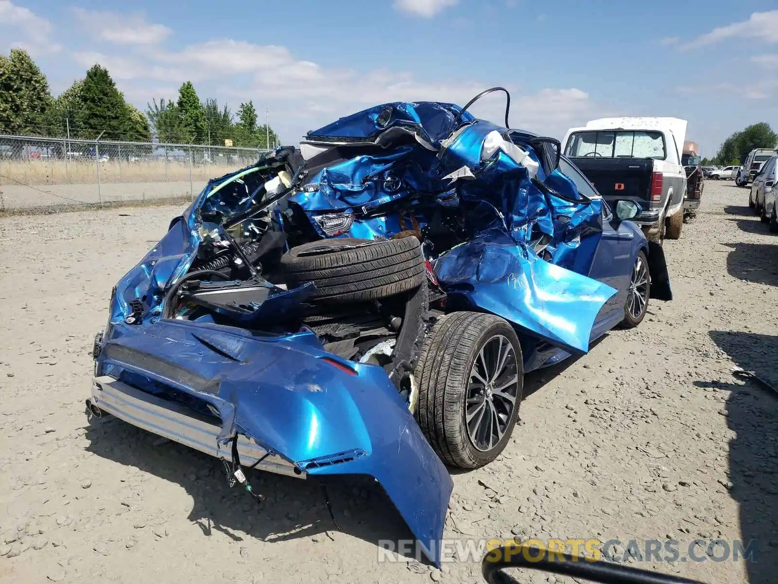 4 Photograph of a damaged car 4T1J31AK5LU012476 TOYOTA CAMRY 2020