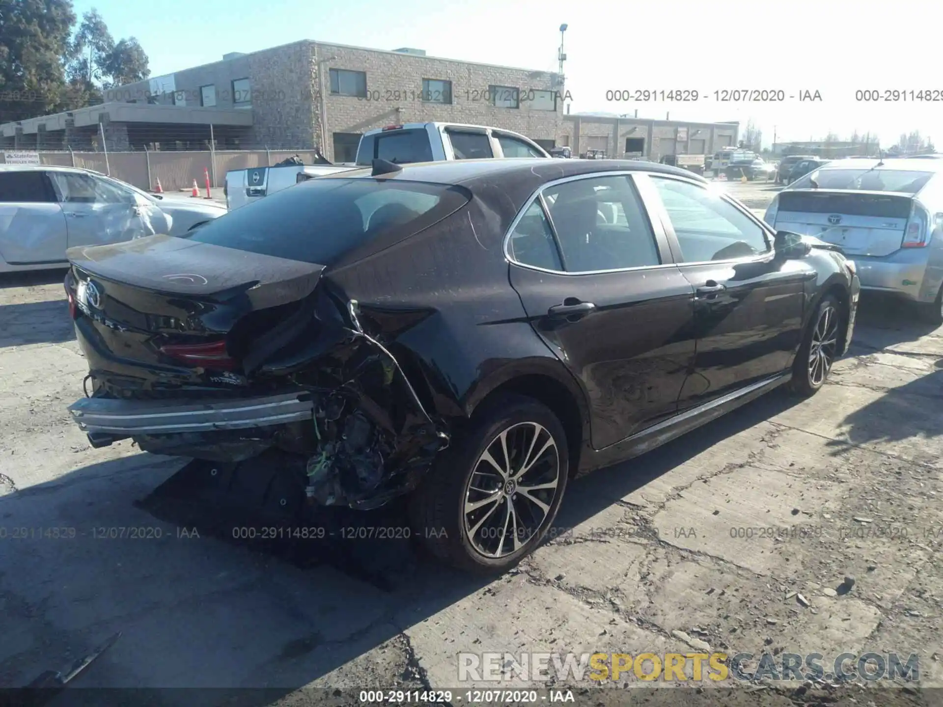 4 Photograph of a damaged car 4T1J31AK5LU521533 TOYOTA CAMRY 2020