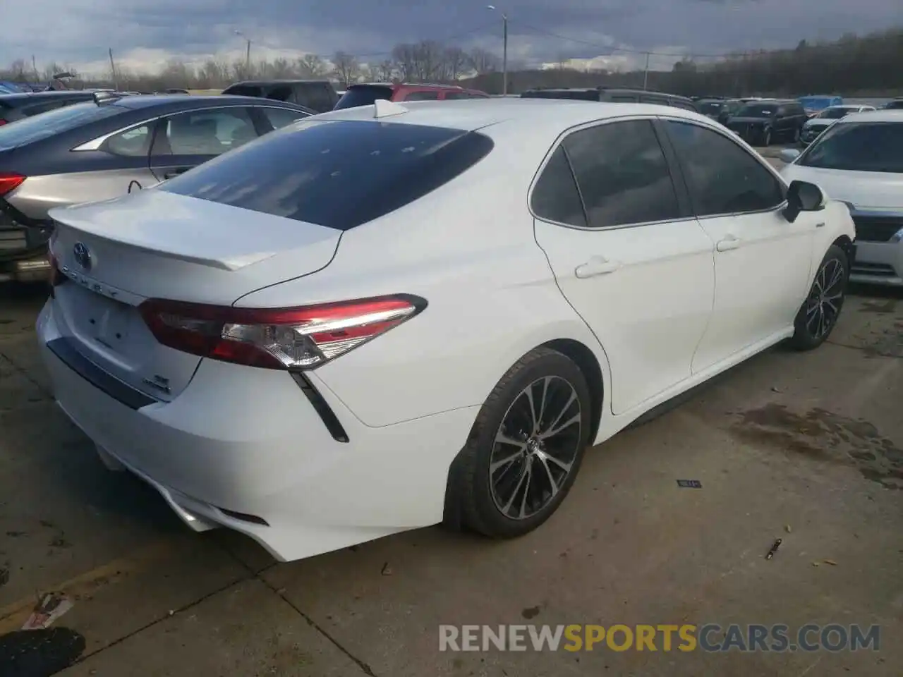 4 Photograph of a damaged car 4T1J31AK6LU522285 TOYOTA CAMRY 2020