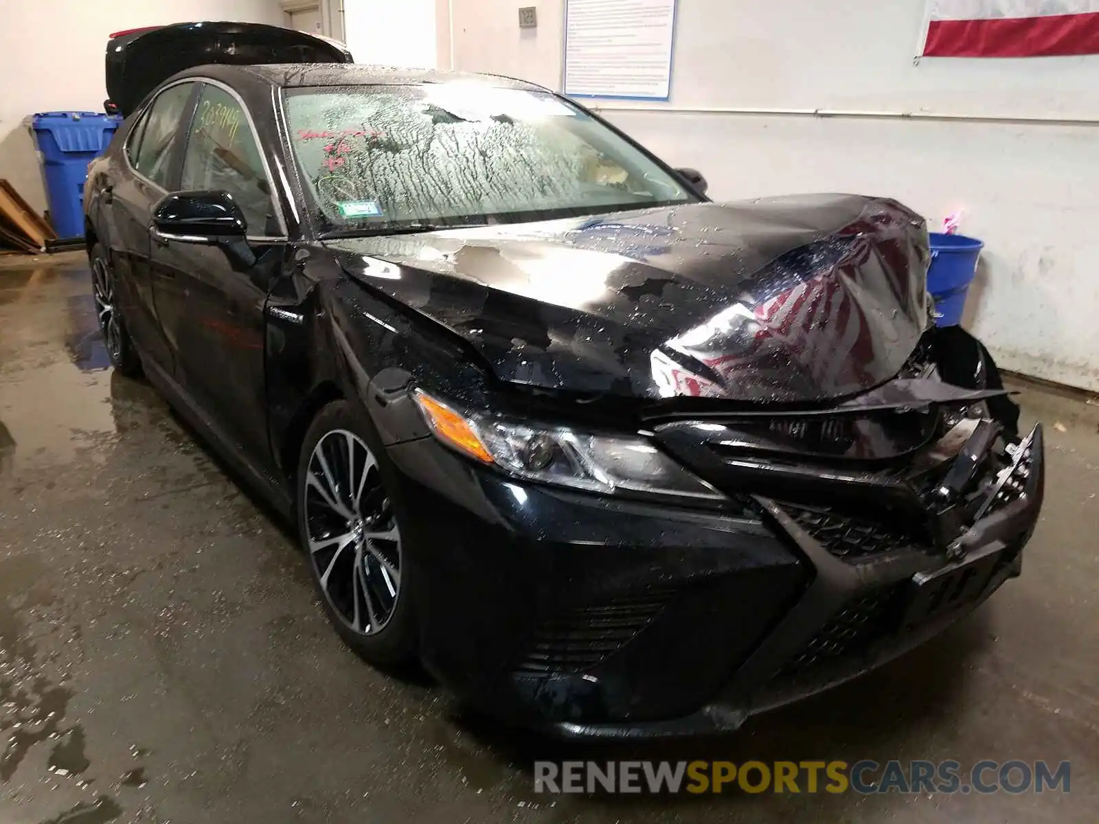 1 Photograph of a damaged car 4T1J31AK6LU530659 TOYOTA CAMRY 2020